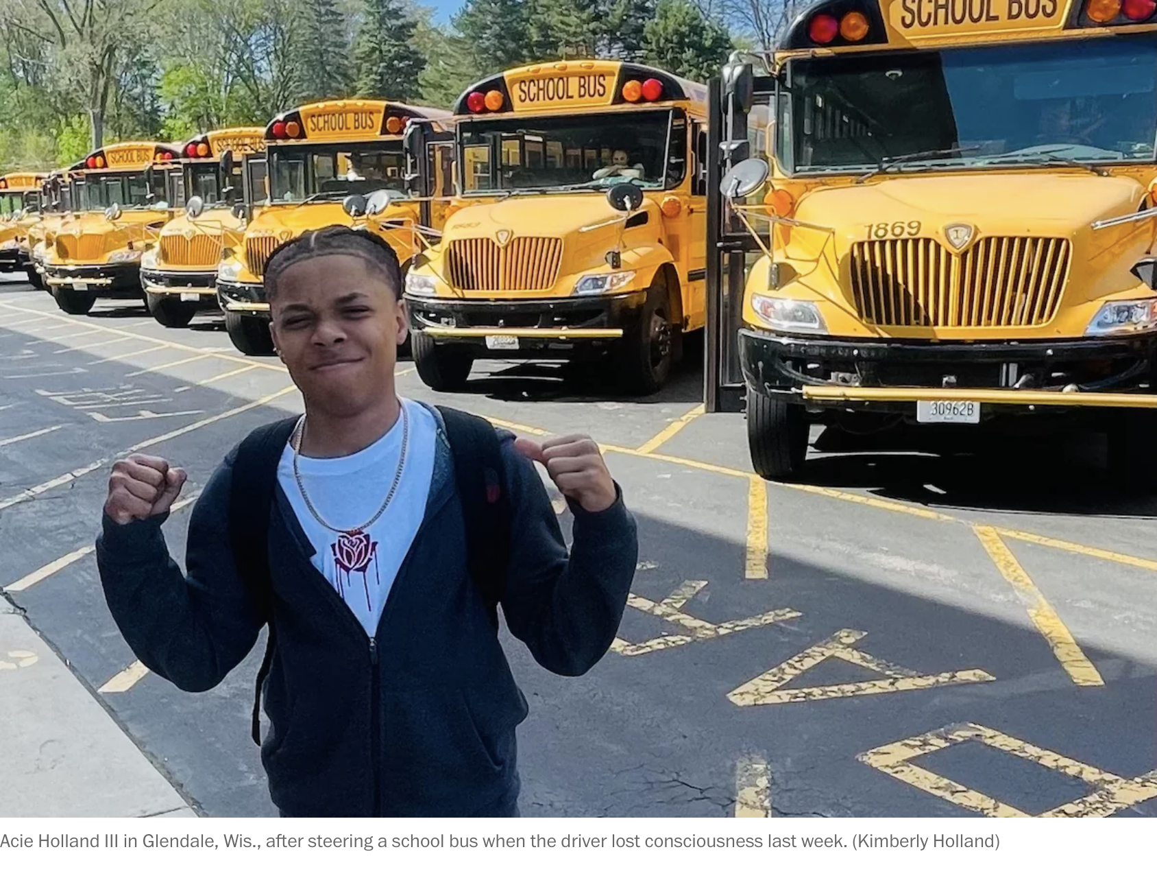 Cậu bé lớp 8 dừng xe buýt chở học sinh sau khi tài xế bất tỉnh- Ảnh 1.