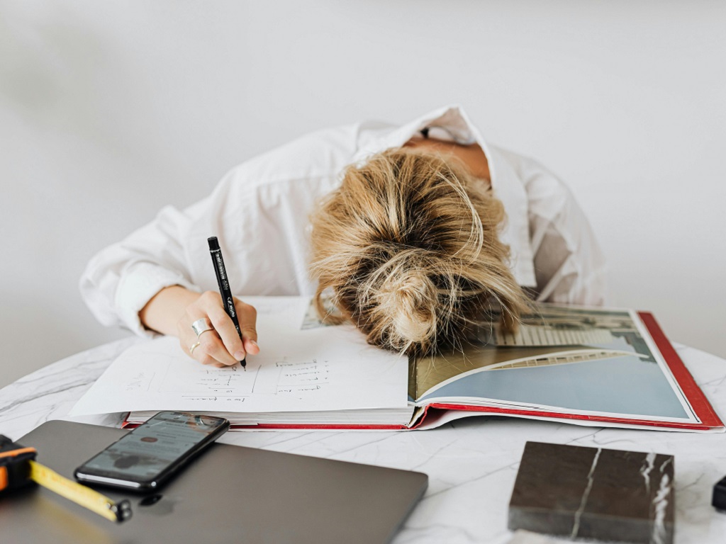 Vì sao hay cảm thấy mệt mỏi, buồn ngủ sau bữa ăn trưa?- Ảnh 1. Vì sao hay cảm thấy mệt mỏi, buồn ngủ sau bữa ăn trưa?- Ảnh 1.