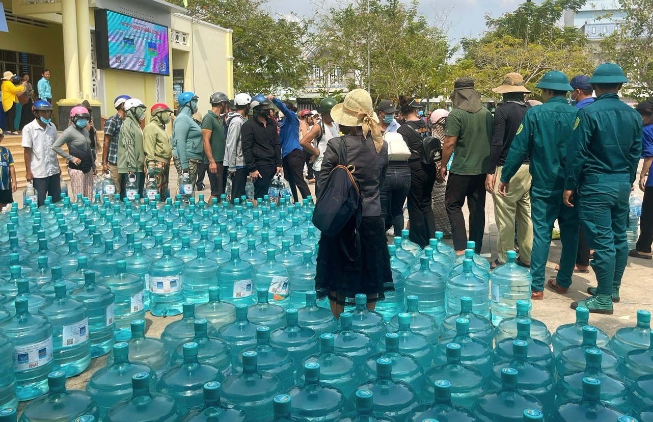 'Nước ngọt nghĩa tình' đến với người dân vùng hạn mặn miền Tây- Ảnh 2. 1.500 bình nước ion kiềm 20 lít được tặng cho 550 hộ dân ở 2 xã Tân Tập và Phước Vĩnh Đông