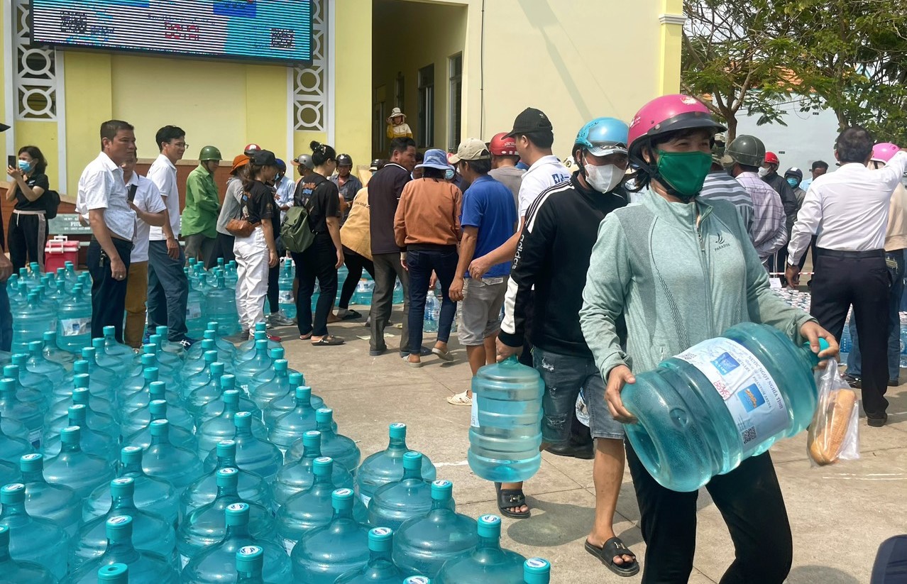 'Nước ngọt nghĩa tình' đến với người dân vùng hạn mặn miền Tây- Ảnh 3. Người dân nhận nước ngọt