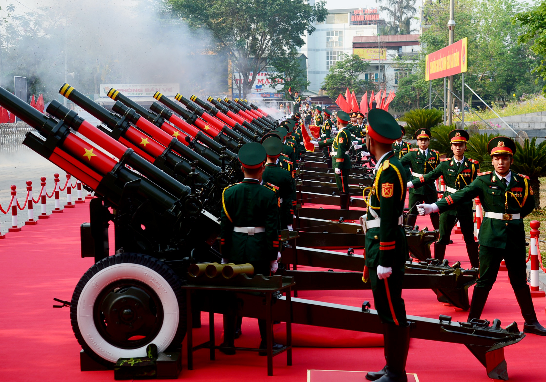 15 khẩu đại bác đặt tại Bảo tàng Chiến thắng lịch sử Điện Biên Phủ đã khai hỏa 21 loạt trong buổi tổng duyệt sáng nay