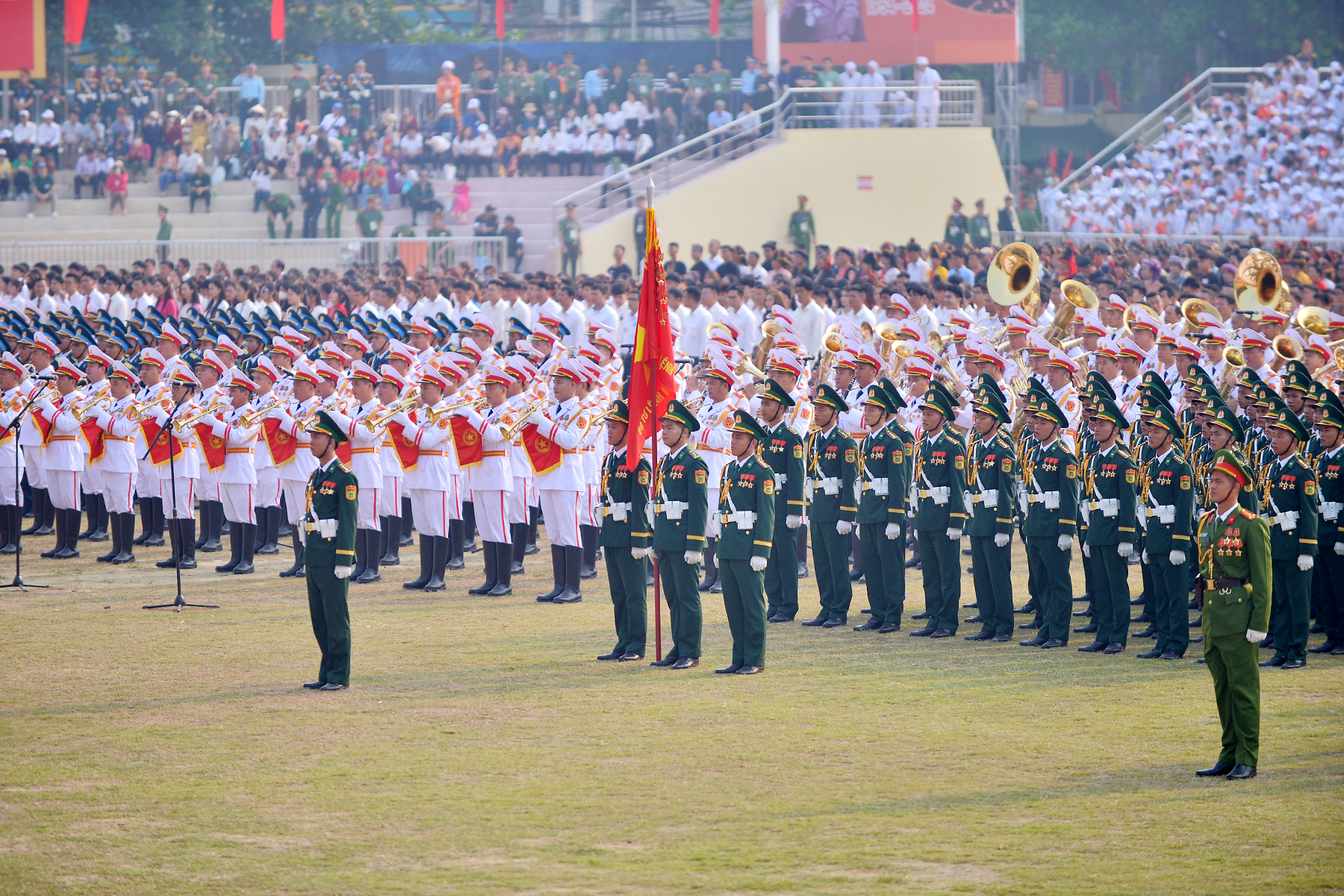 Các khối diễu binh, diễu hành tập trung ở sân vận động tỉnh Điện Biên để tổng duyệt lễ kỷ niệm 70 năm chiến thắng Điện Biên Phủ