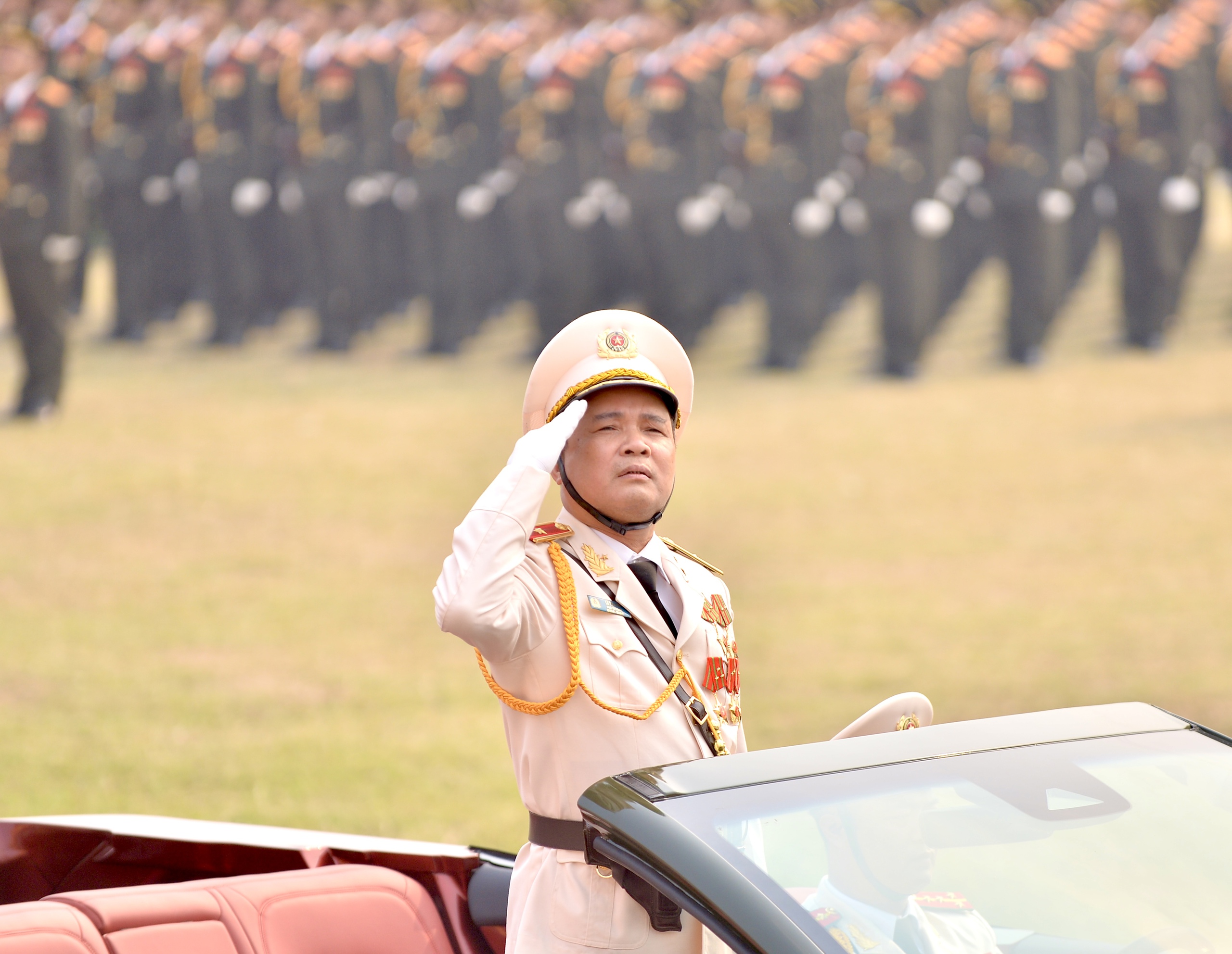 Thiếu tướng Lê Văn Hà, Phó tư lệnh Cảnh sát cơ động, trên xe chỉ huy dẫn đầu đoàn diễu binh, diễu hành của các khối công an nhân dân