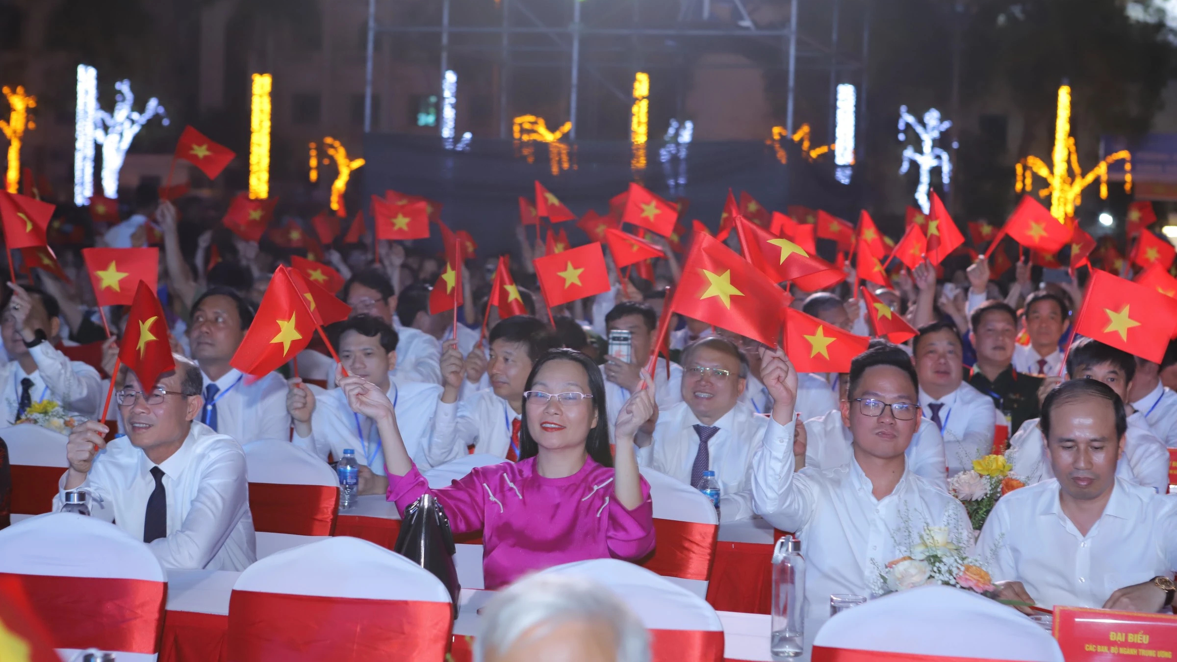 Đông đảo cán bộ, nhân dân tỉnh Thanh Hóa tham dự lễ kỷ niệm 70 năm chiến thắng Điện Biên Phủ