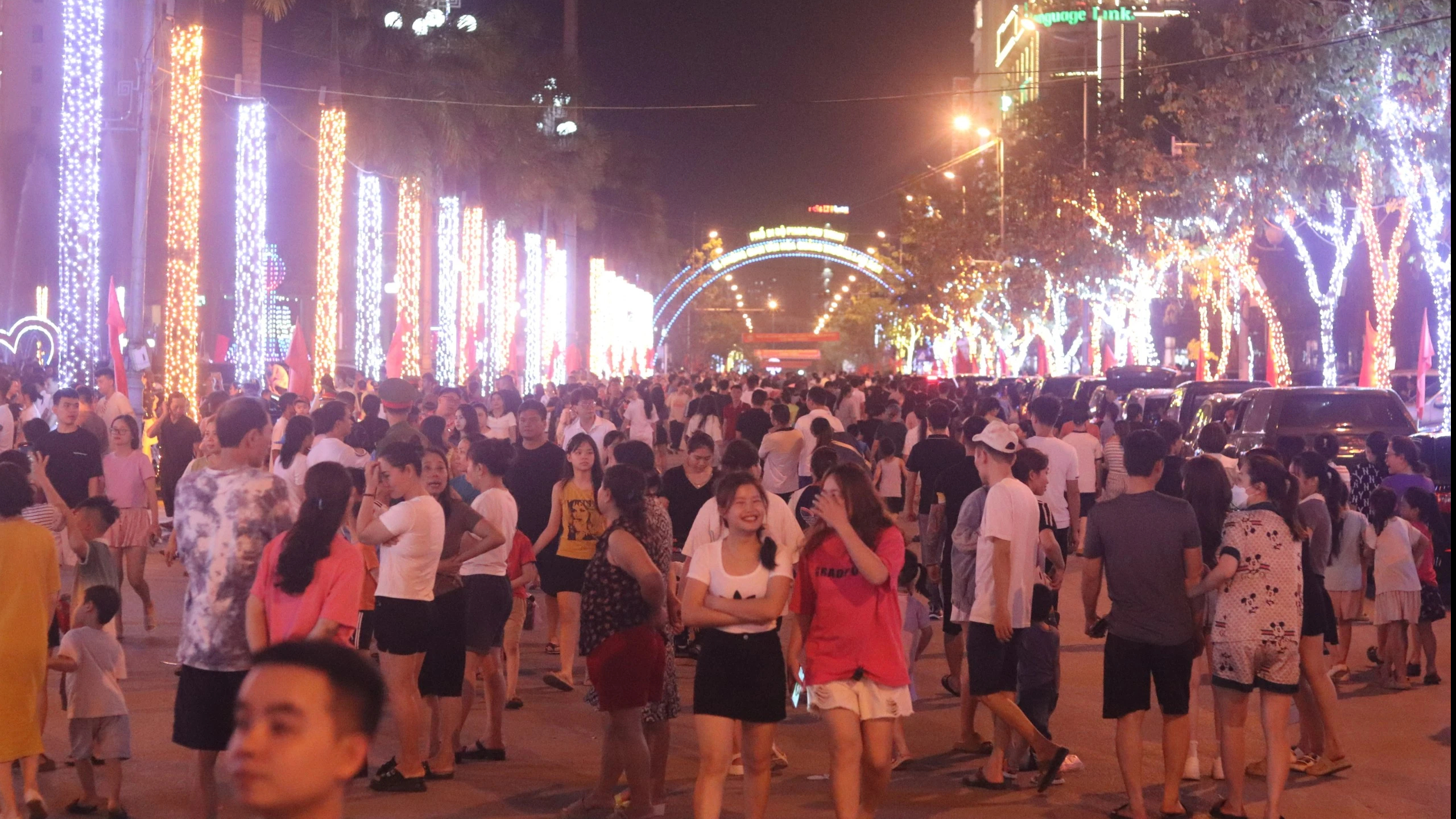 Tối 5.5, hàng ngàn người dân tỉnh Thanh Hóa đổ về quảng trường Lam Sơn để theo dõi lễ kỷ niệm 70 năm chiến thắng Điện Biên Phủ