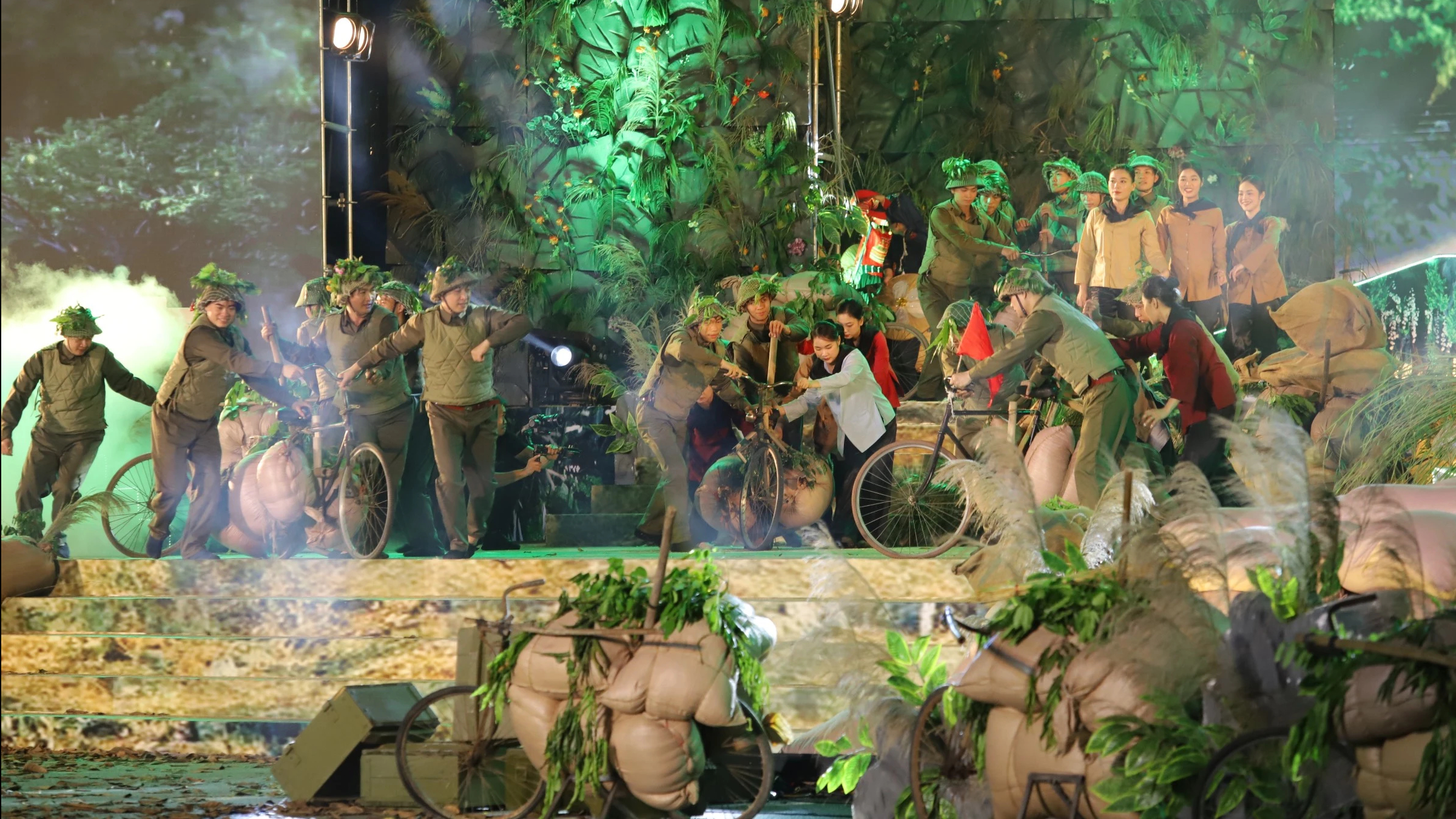 Chương tr&igrave;nh nghệ thuật tại lễ kỷ niệm 70 năm chiến thắng Điện Bi&ecirc;n Phủ đ&atilde; t&aacute;i hiện lại những ng&agrave;y th&aacute;ng gian khổ nhưng đầy h&agrave;o h&ugrave;ng, đ&atilde; l&agrave;m n&ecirc;n 