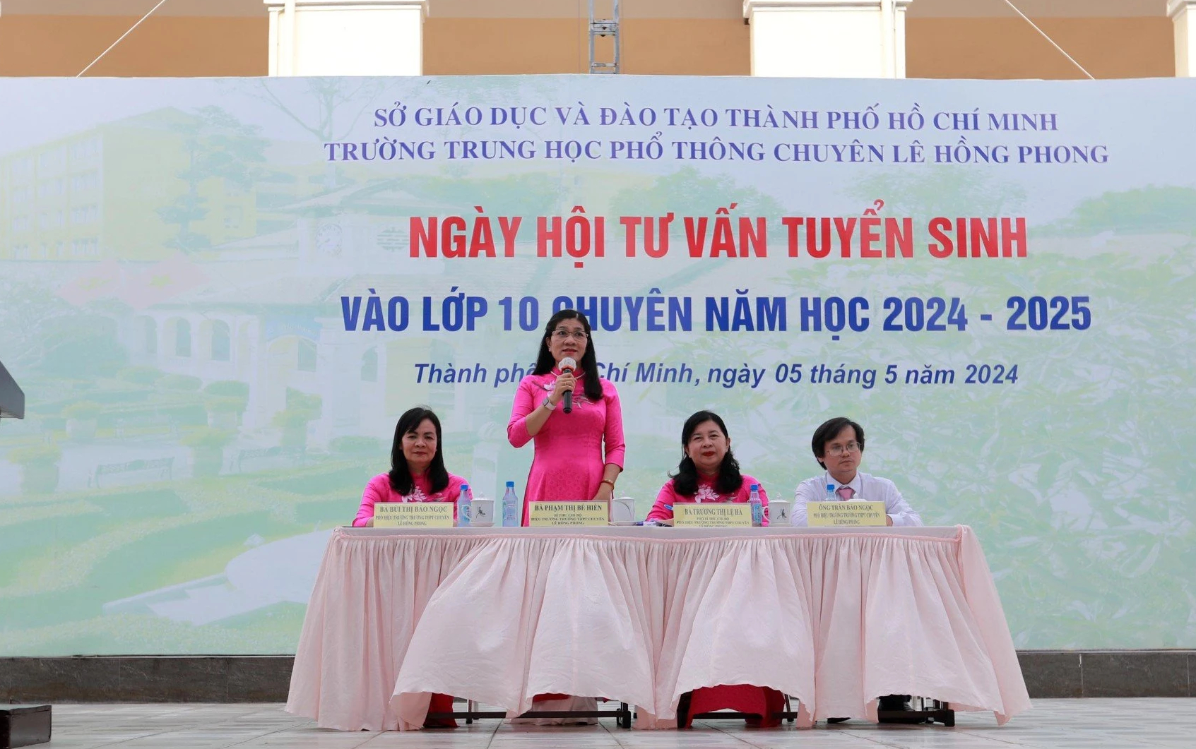 Thi lớp 10 Trường THPT chuyên Lê Hồng Phong (TP.HCM) năm nay có gì mới?- Ảnh 1. Bà Phạm Thị Bé Hiền, Hiệu trưởng Trường THPT chuyên Lê Hồng Phong (TP.HCM), thông tin về các quy định trong thi lớp 10 chuyên