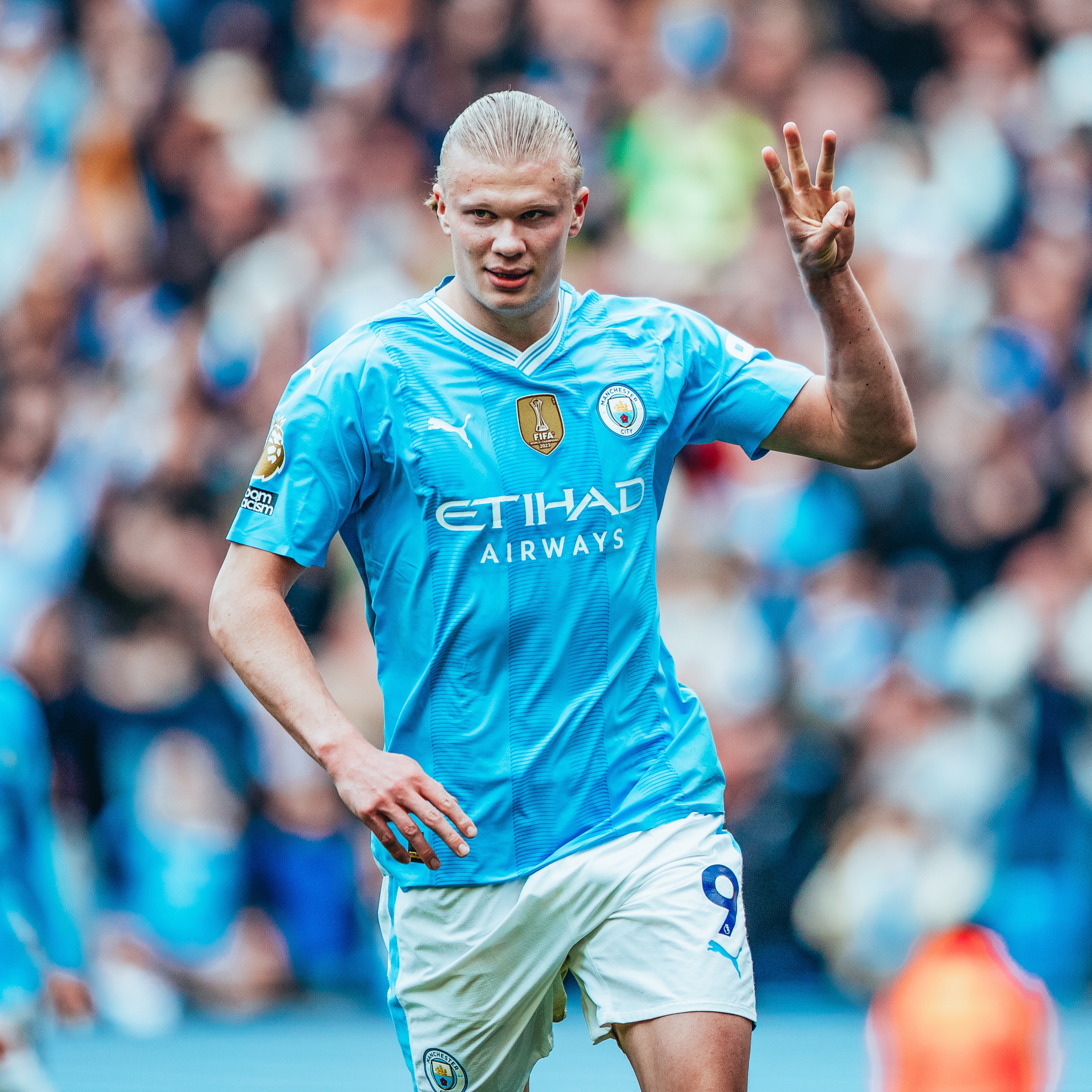Erling Haaland phản pháo mạnh mẽ cựu danh thủ CLB M.U sau 'cú poker' cho  Man City