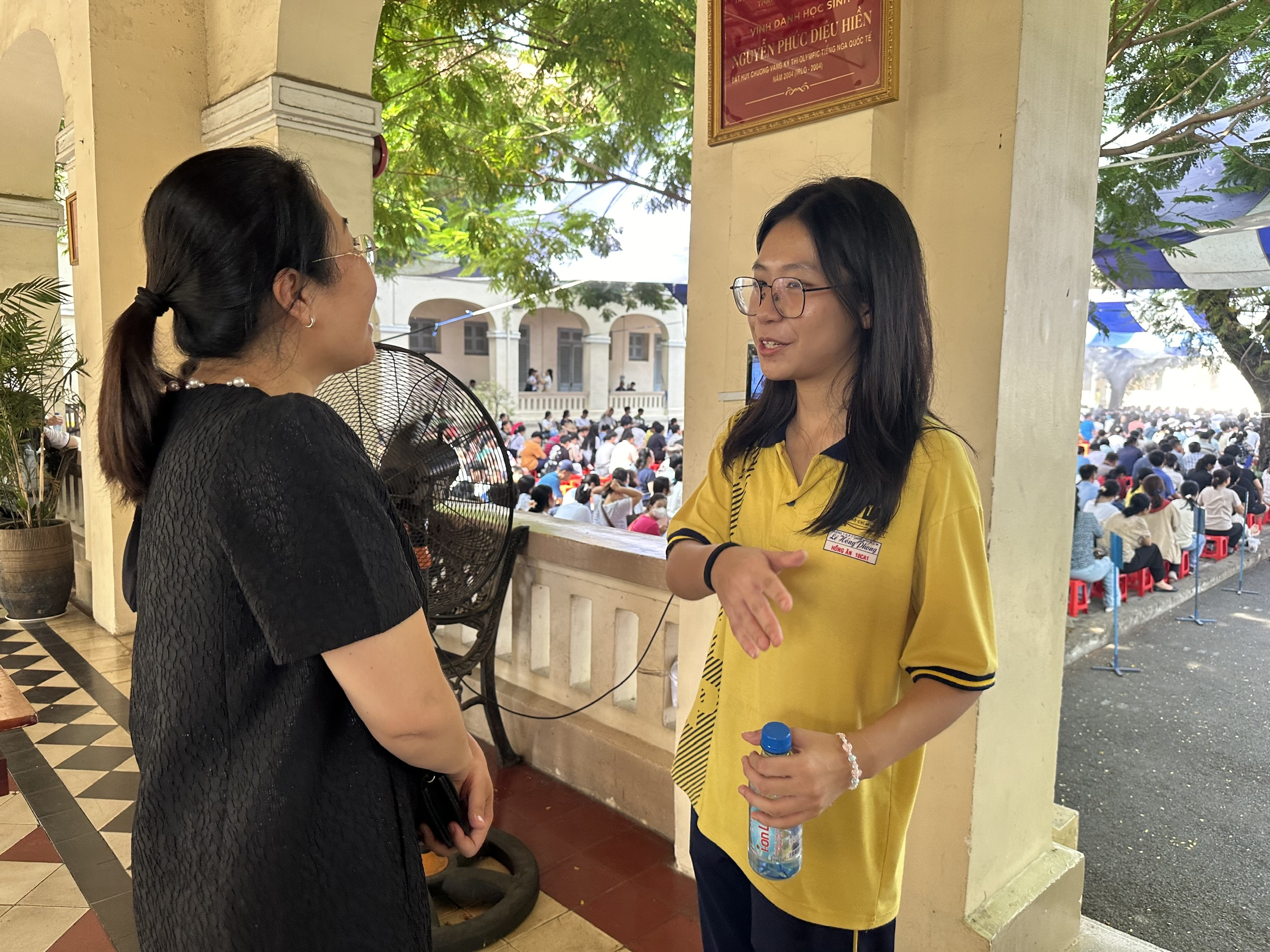 Thi lớp 10 Trường THPT chuyên Lê Hồng Phong (TP.HCM) năm nay có gì mới?- Ảnh 6. Học sinh lớp 10 chuyên là tình nguyện viên trong chương trình tư vấn, trò chuyện, giải đáp thắc mắc với phụ huynh học sinh về việc học tập tại trường