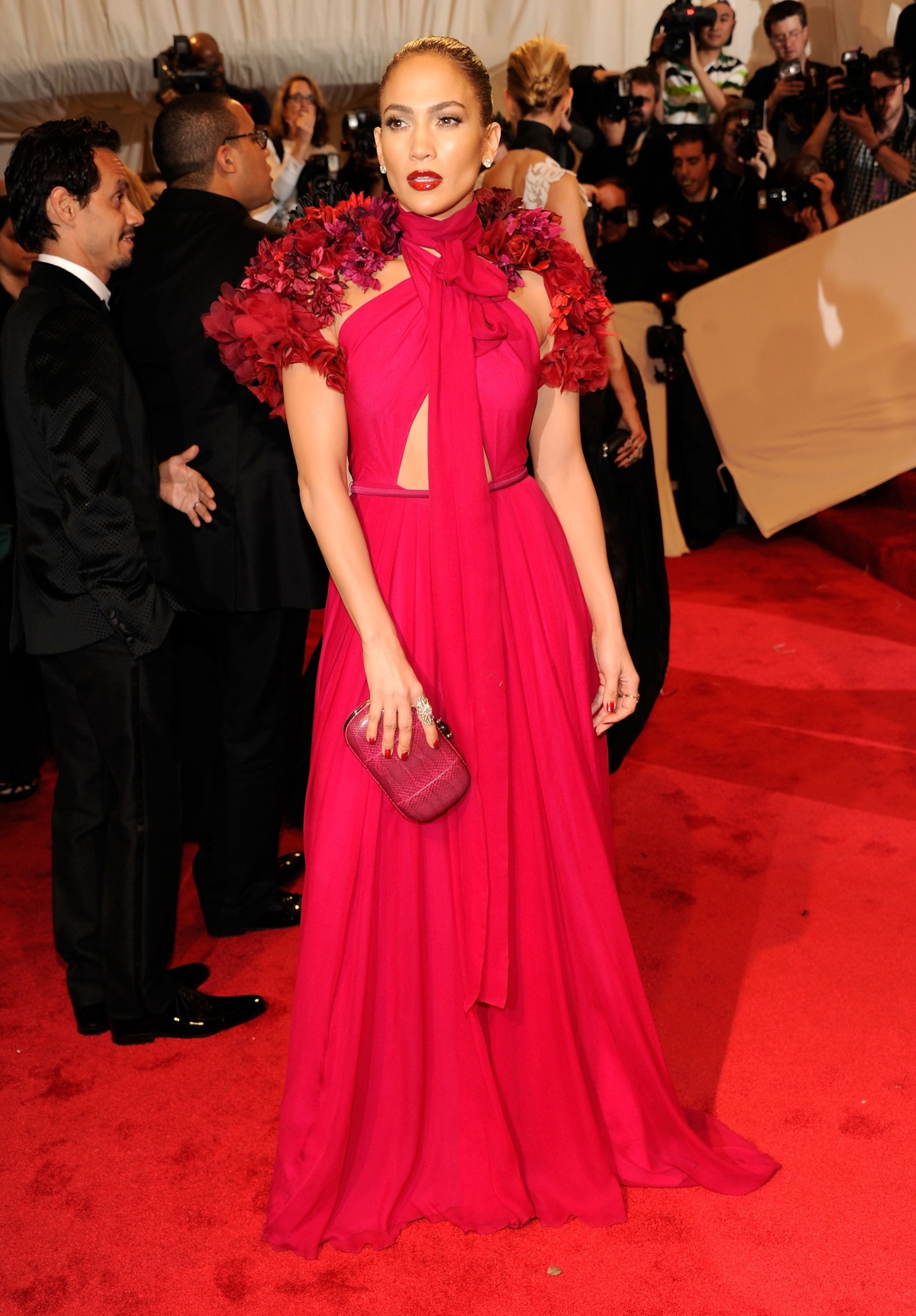 Dạ tiệc năm 2011 với chủ đề vinh danh Alexander McQueen đã truyền cảm hứng cho Jennifer Lopez diện chiếc váy đỏ của Gucci với chi tiết in hoa 3D ở cầu vai. Trang phục càng làm nổi bật vẻ đẹp sắc sảo, quyến rũ cùng thần thái đỉnh cao của nữ ca sĩ.