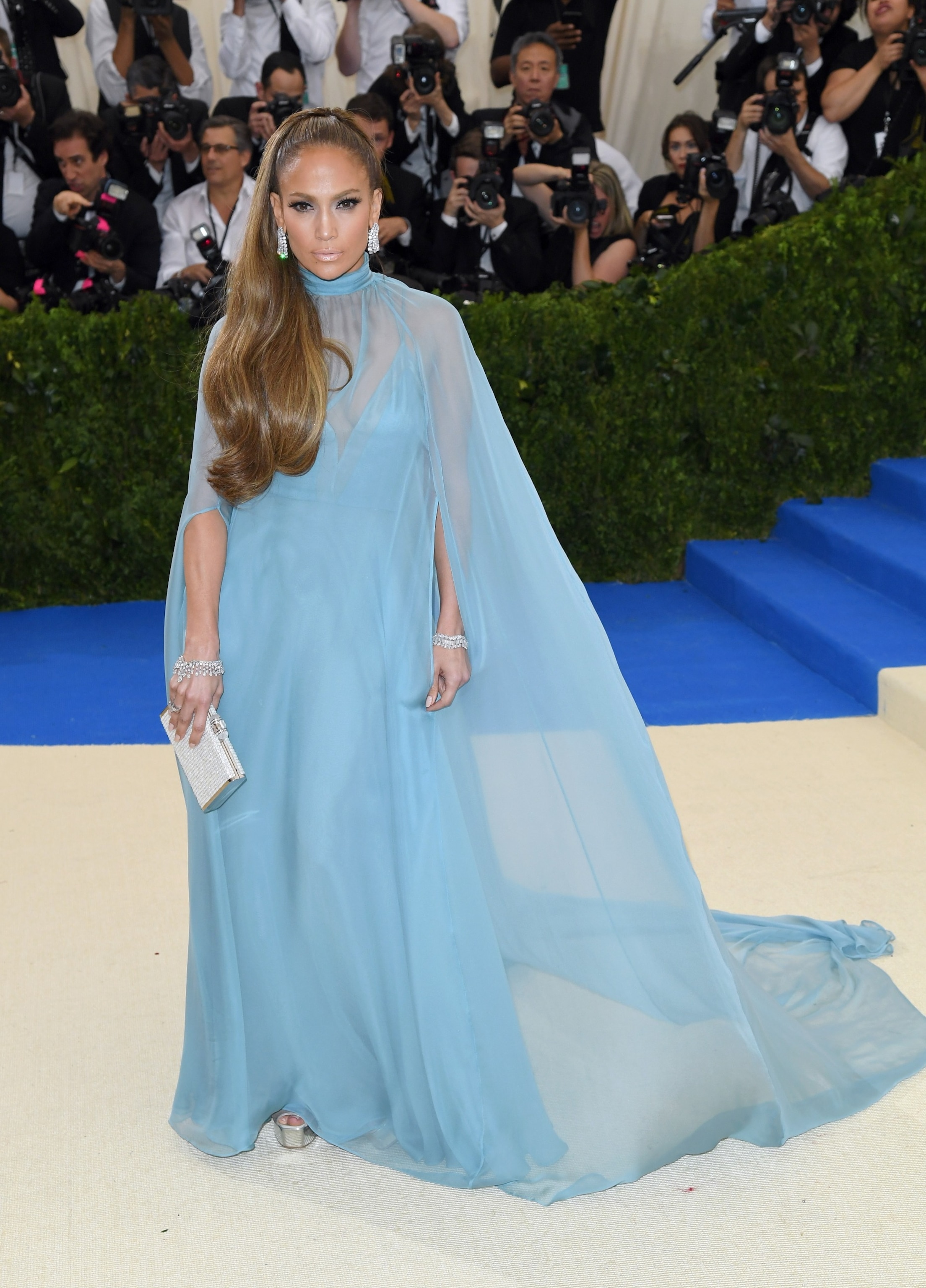 Tham gia Met Gala 2017 tôn vinh biểu tượng thiết kế Nhật Bản Rei Kawakubo, Jennifer Lopez diện chiếc váy Valentino màu xanh nhạt lấy cảm hứng từ thập niên 1960 với kiểu tóc búi nửa đầu tôn nét đẹp nhẹ nhàng, bay bổng.