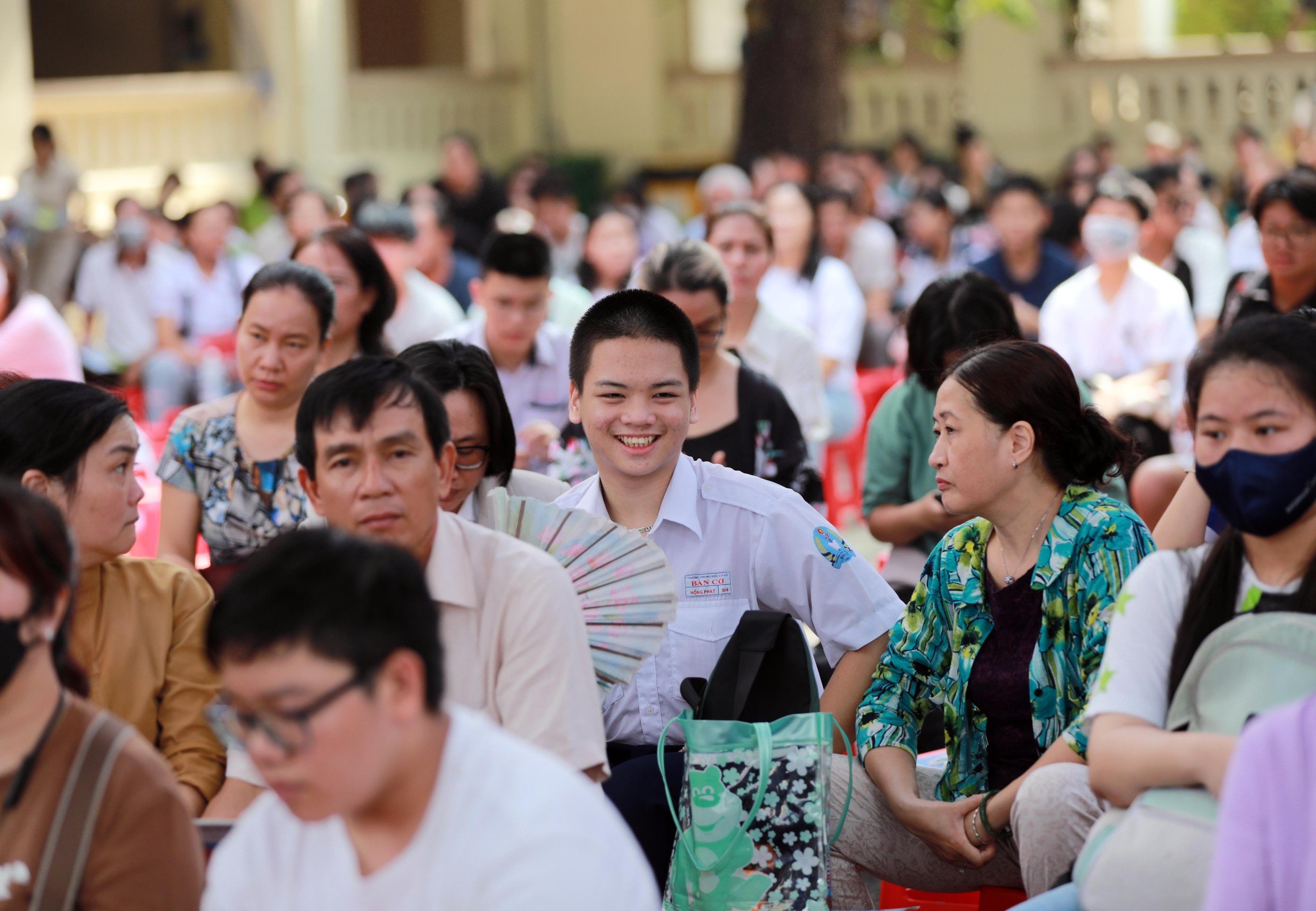 Gần 2.000 phụ huynh và học sinh lớp 9 tại TP.HCM đã đến tham dự buổi tư vấn tuyển sinh lớp 10 do Trường THPT chuyên Lê Hồng Phong tổ chức