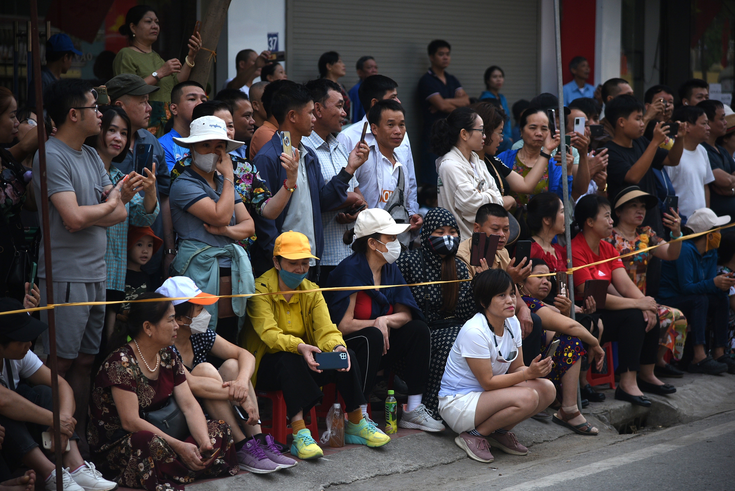 Người dân hát vang, mang trà bánh mời các chiến sĩ tập diễu binh ở Điện Biên Phủ- Ảnh 1.