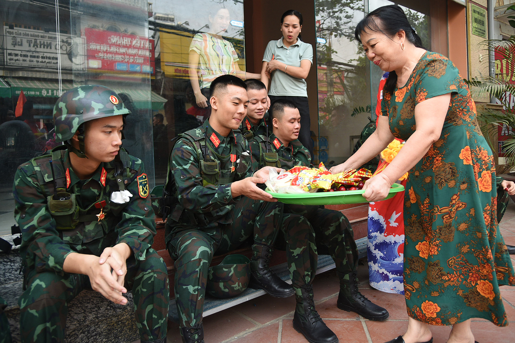 Người dân hát vang, mang trà bánh mời các chiến sĩ tập diễu binh ở Điện Biên Phủ- Ảnh 3.