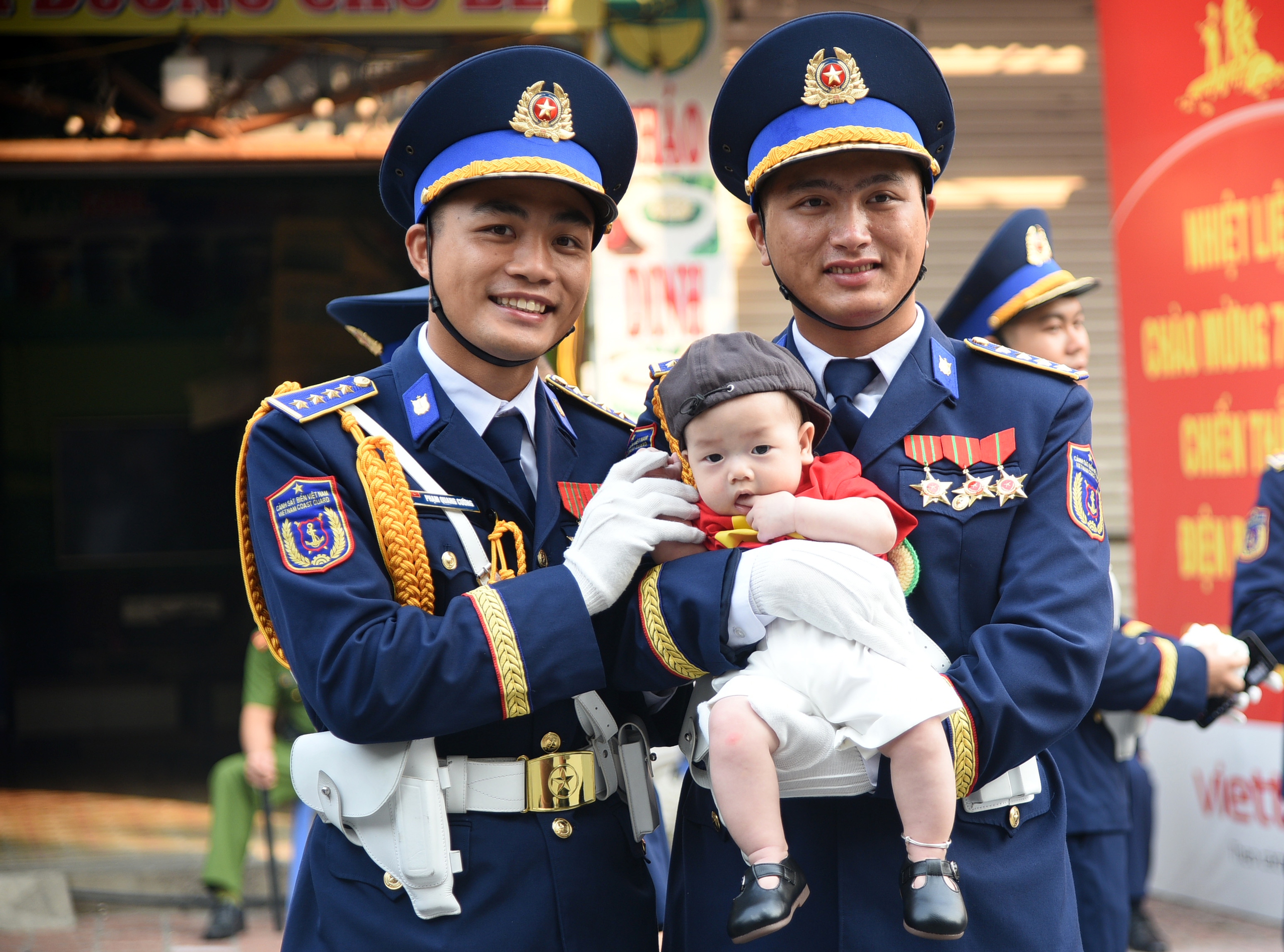 Người dân hát vang, mang trà bánh mời các chiến sĩ tập diễu binh ở Điện Biên Phủ- Ảnh 6.