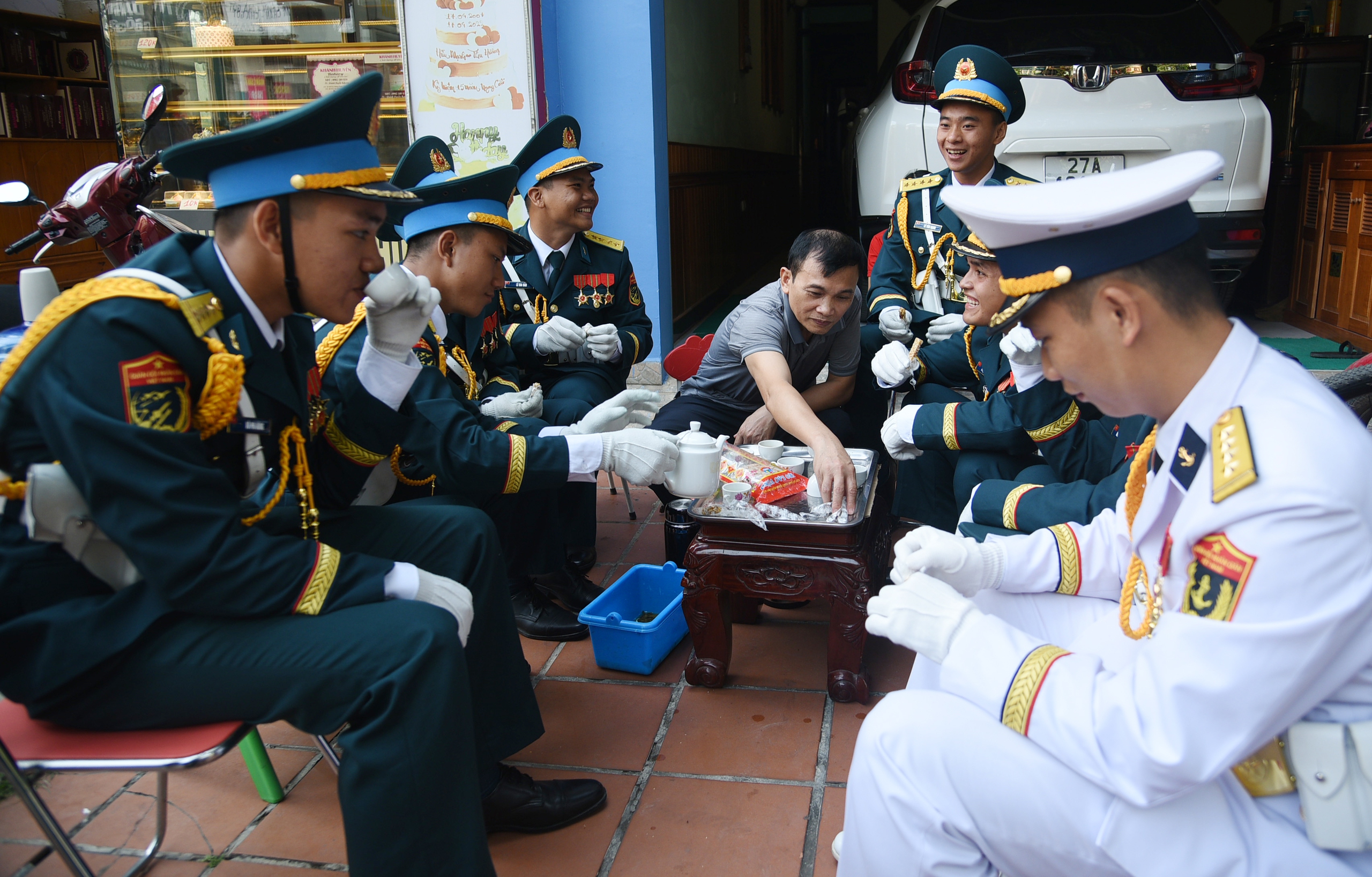 Người dân hát vang, mang trà bánh mời các chiến sĩ tập diễu binh ở Điện Biên Phủ- Ảnh 4.