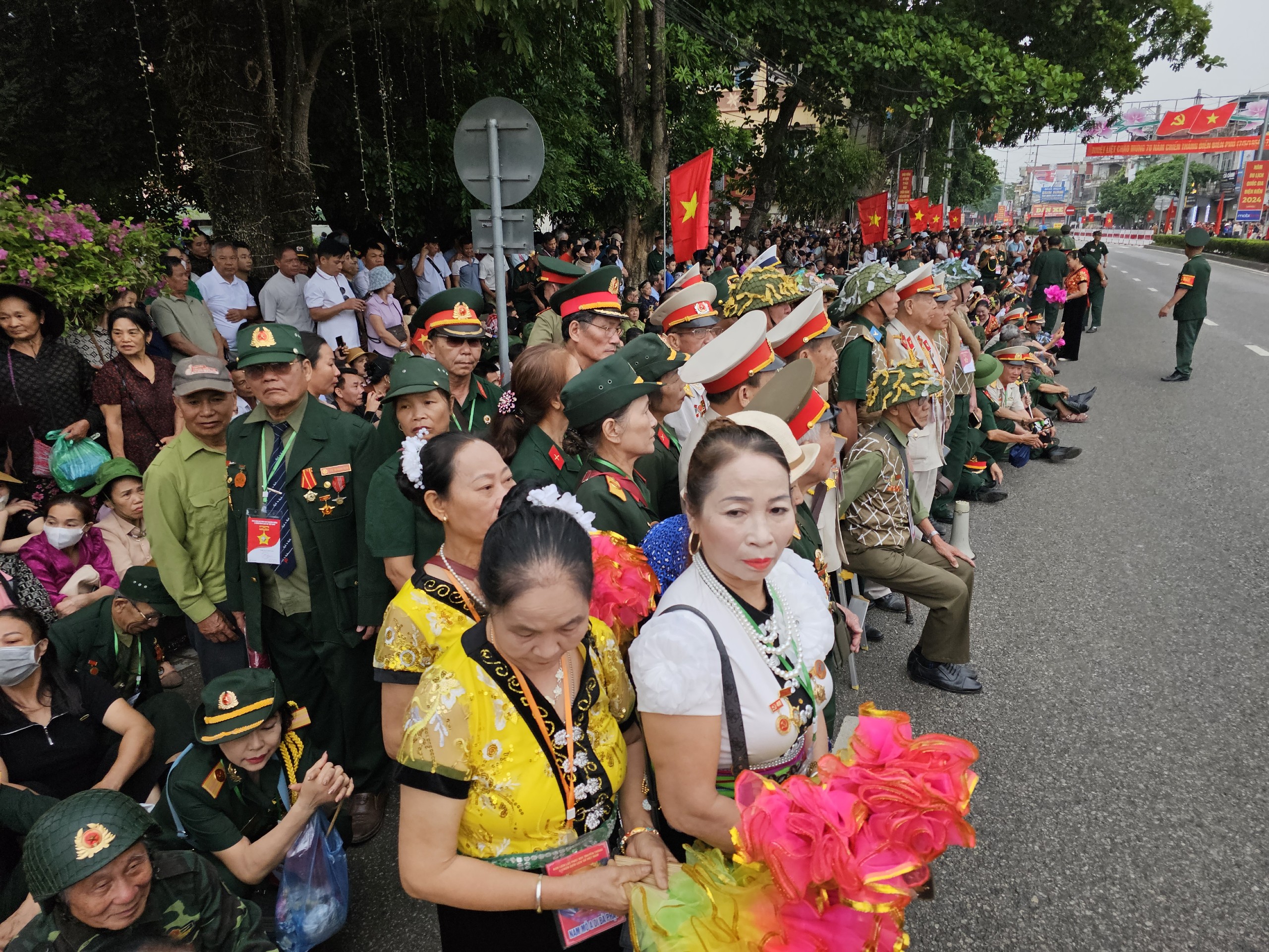 Từ 4 giờ sáng, các ngả đường đổ về sân vận động Điện Biên đã rộn ràng, rợp cờ hoa