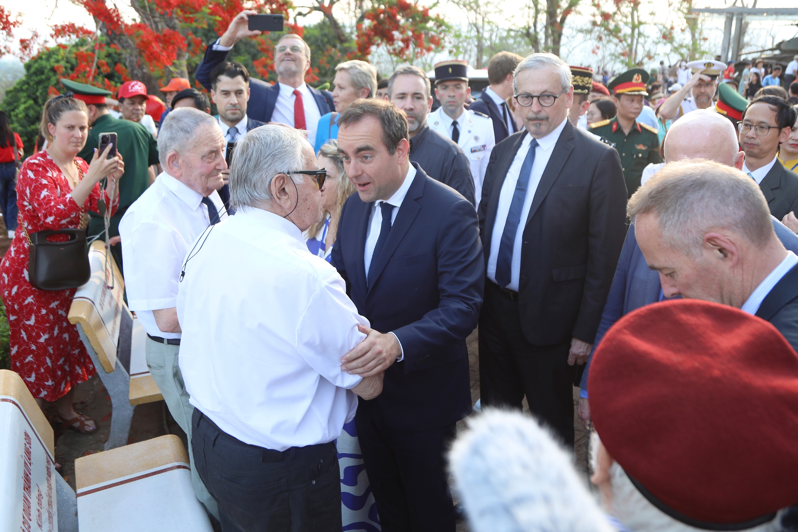 Bộ trưởng Sébastien Lecornu cũng gặp mặt 3 cựu binh Pháp từng tham chiến tại Điện Biên Phủ