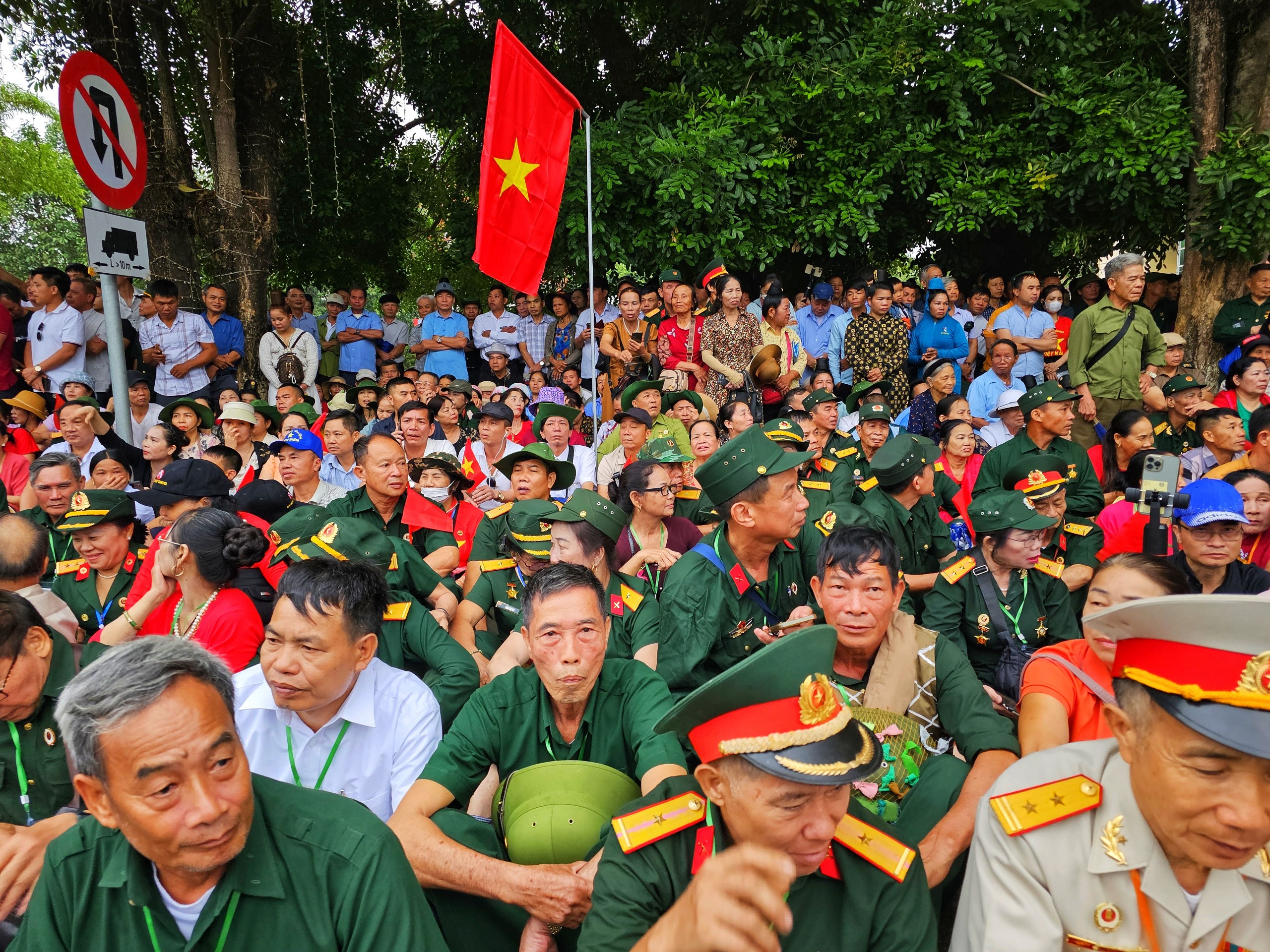 Nhiều cựu chiến binh cùng nhân dân Điện Biên đang chờ đoàn diễu binh diễu hành