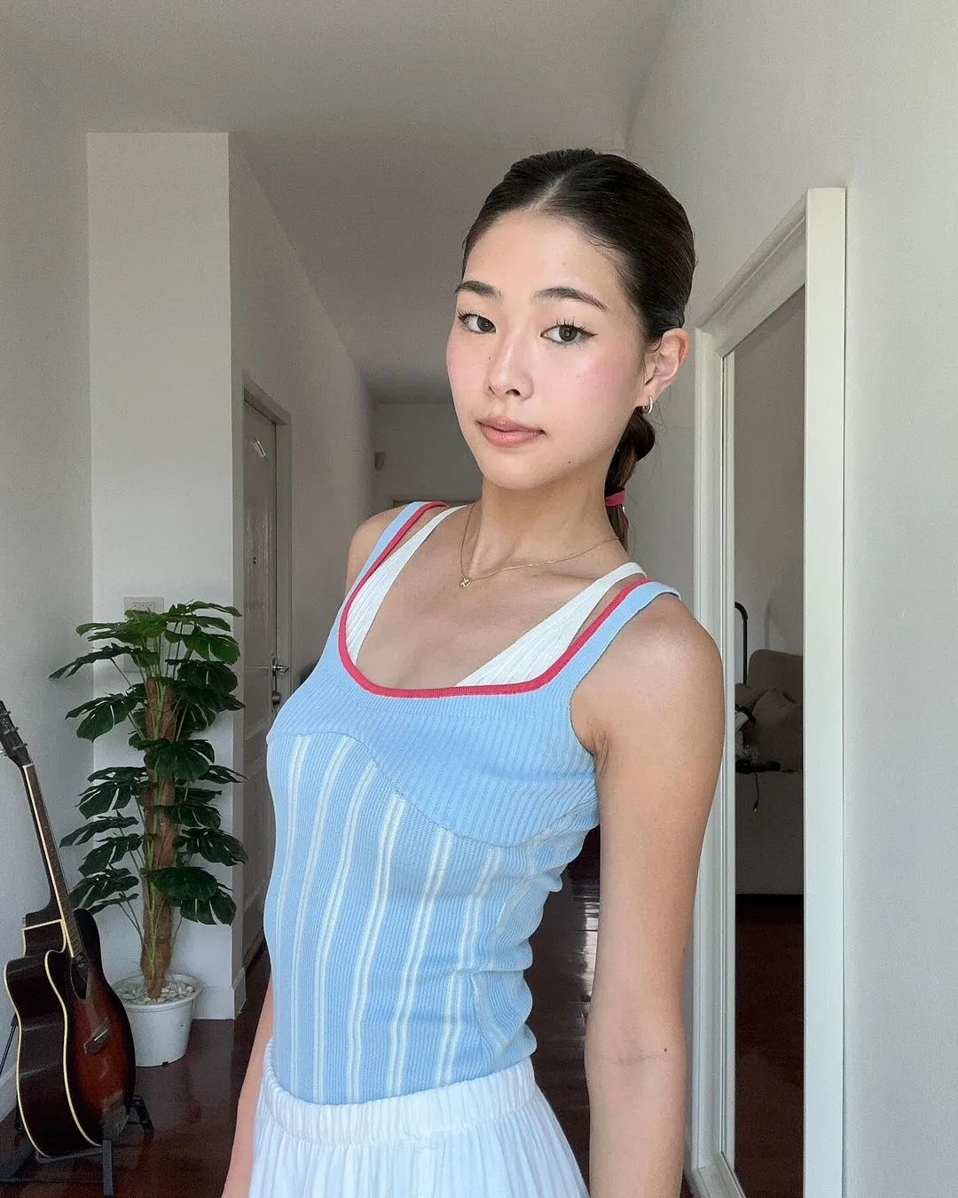 In the summer, wear knitted clothes, an item that enhances your beauty