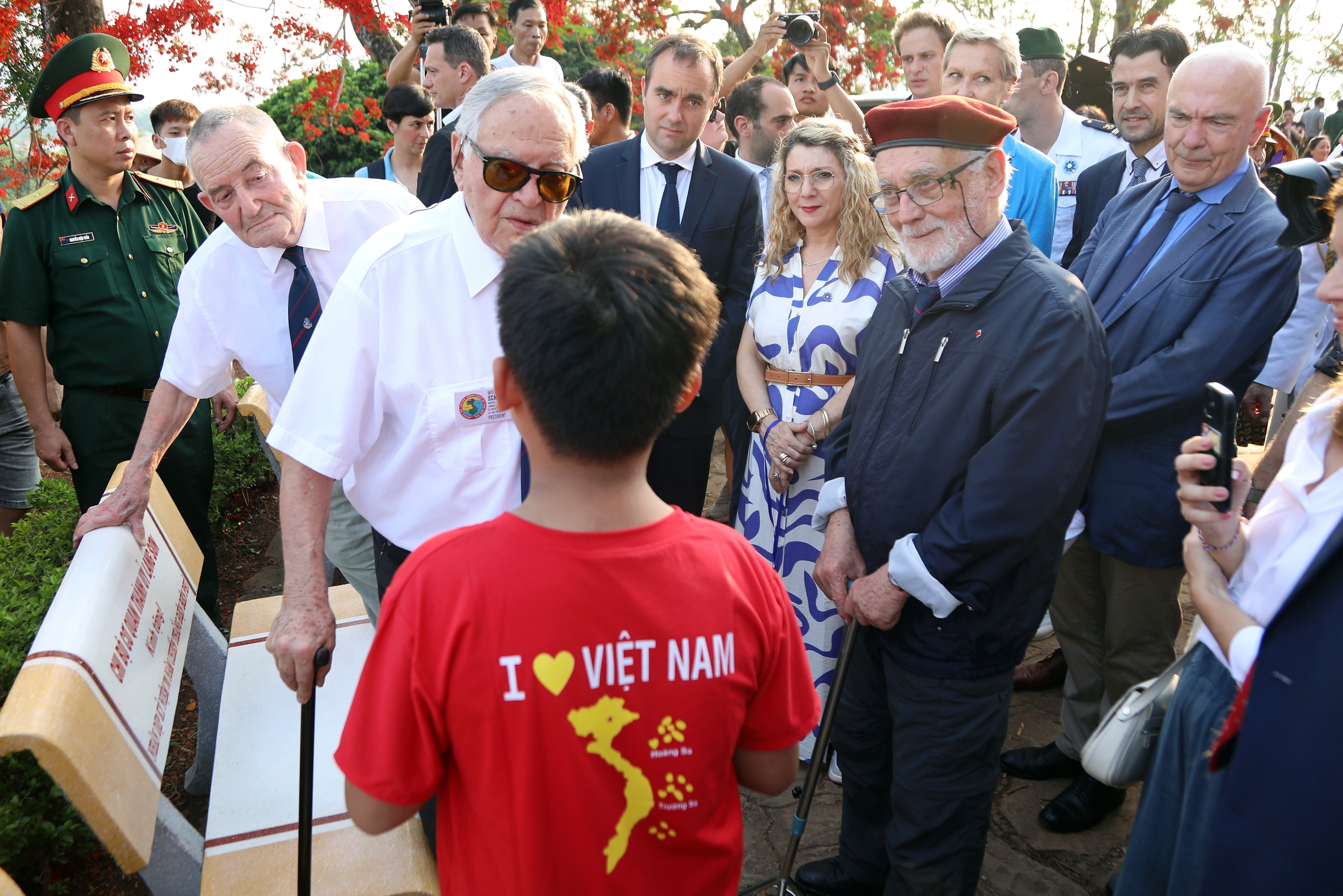 Nam sinh Ngô Tường Minh, Trường tiểu học Mường Thanh, hát tặng Bộ trưởng Sébastien Lecornu và các cựu chiến binh bài hát Hello Vietnam