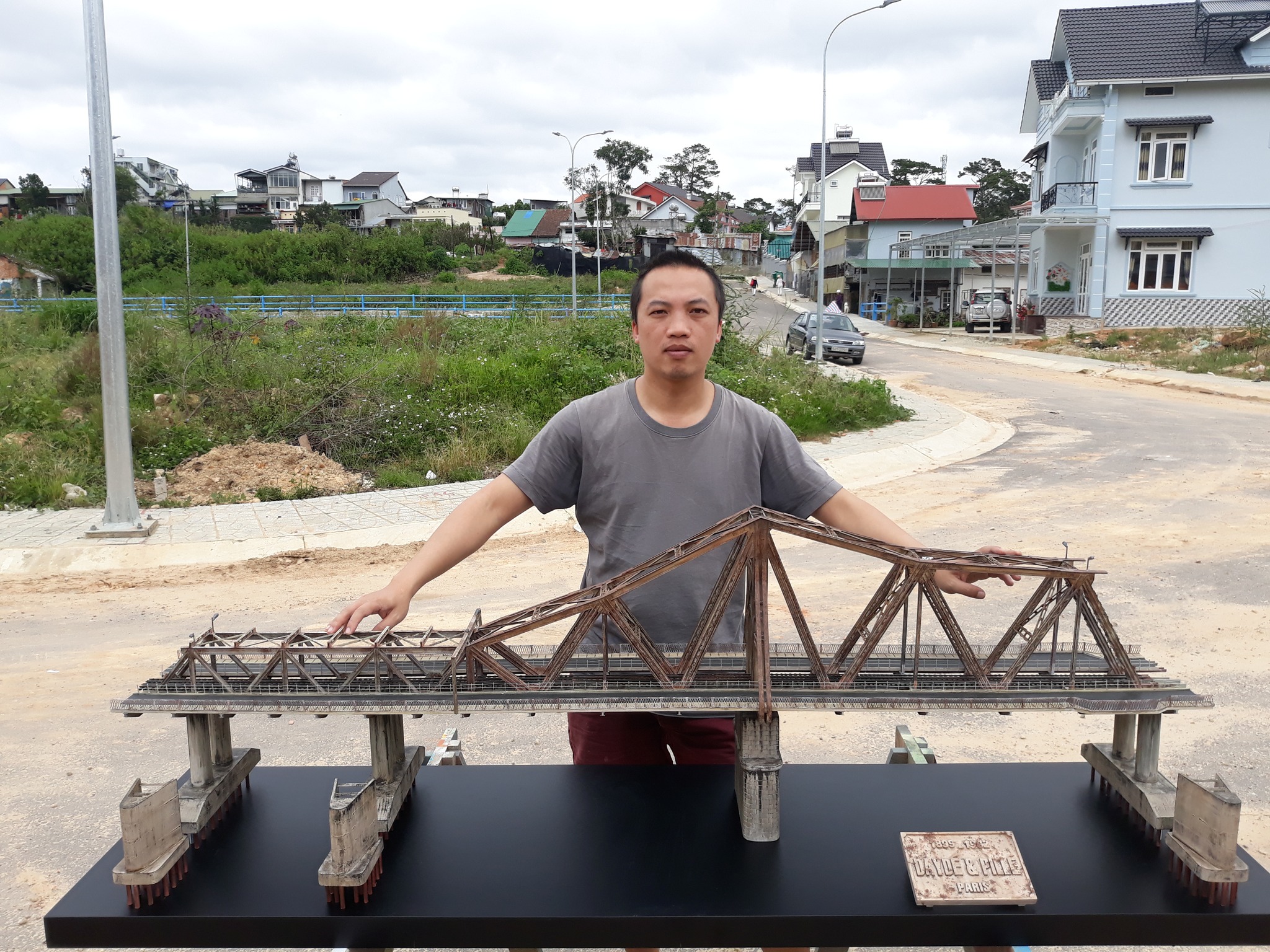 Để làm được những mô hình với các địa điểm nổi tiếng, anh thầm cảm ơn những người bạn đã đặt hàng và tạo điều kiện để bản thân phát huy khả năng. Từ lúc thực hiện những công trình thủ nhỏ, kỹ năng điêu khắc của anh như được thức tỉnh mạnh mẽ