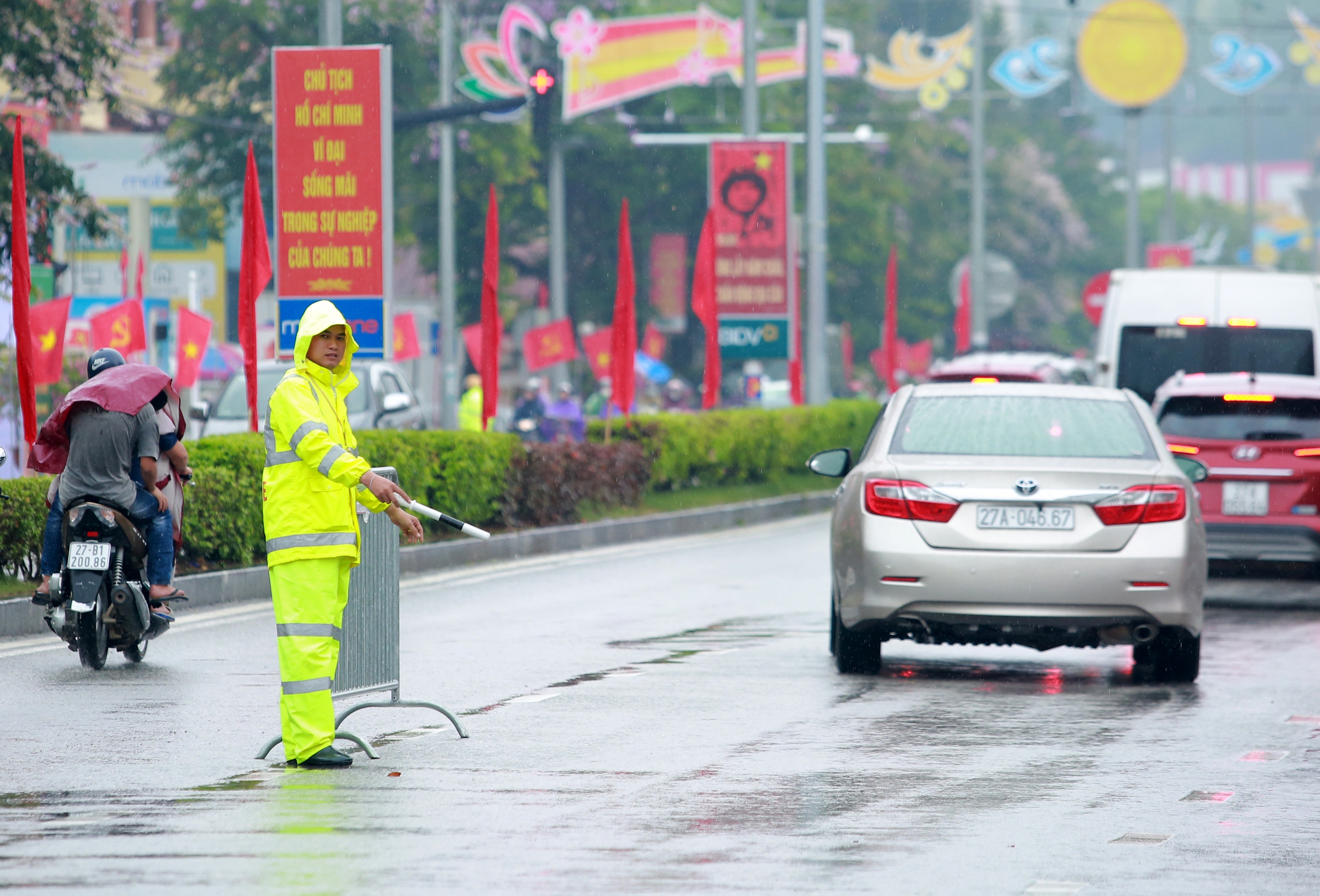 Dưới cơn mưa nặng hạt, lực lượng chức năng gồng mình phân luồng giao thông, đảm bảo an toàn cho người dân