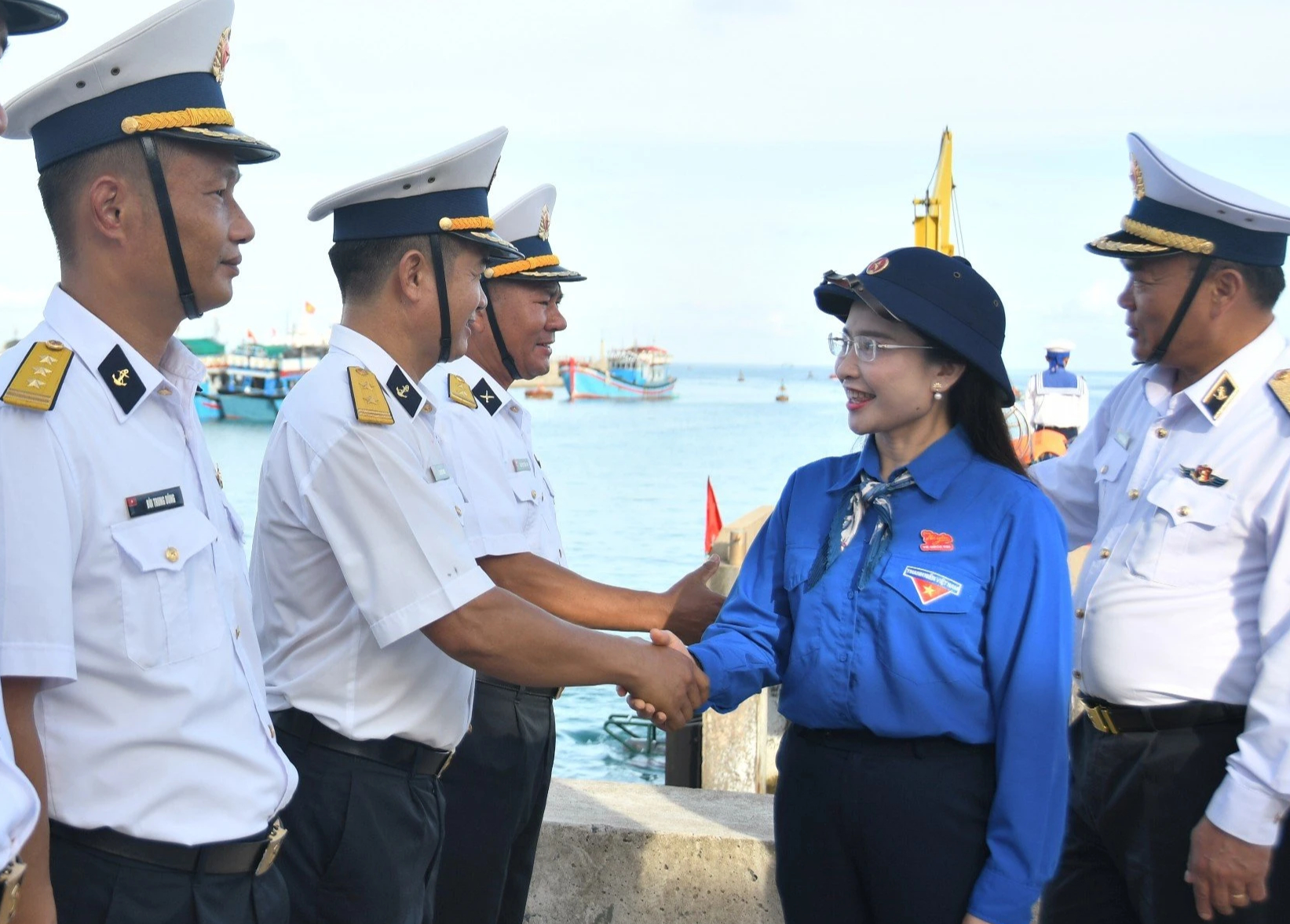 Chị Nguyễn Phạm Duy Trang, Bí thư T.Ư Đoàn, Chủ tịch Hội đồng Đội T.Ư thăm các chiến sĩ ở đảo Đá Tây A