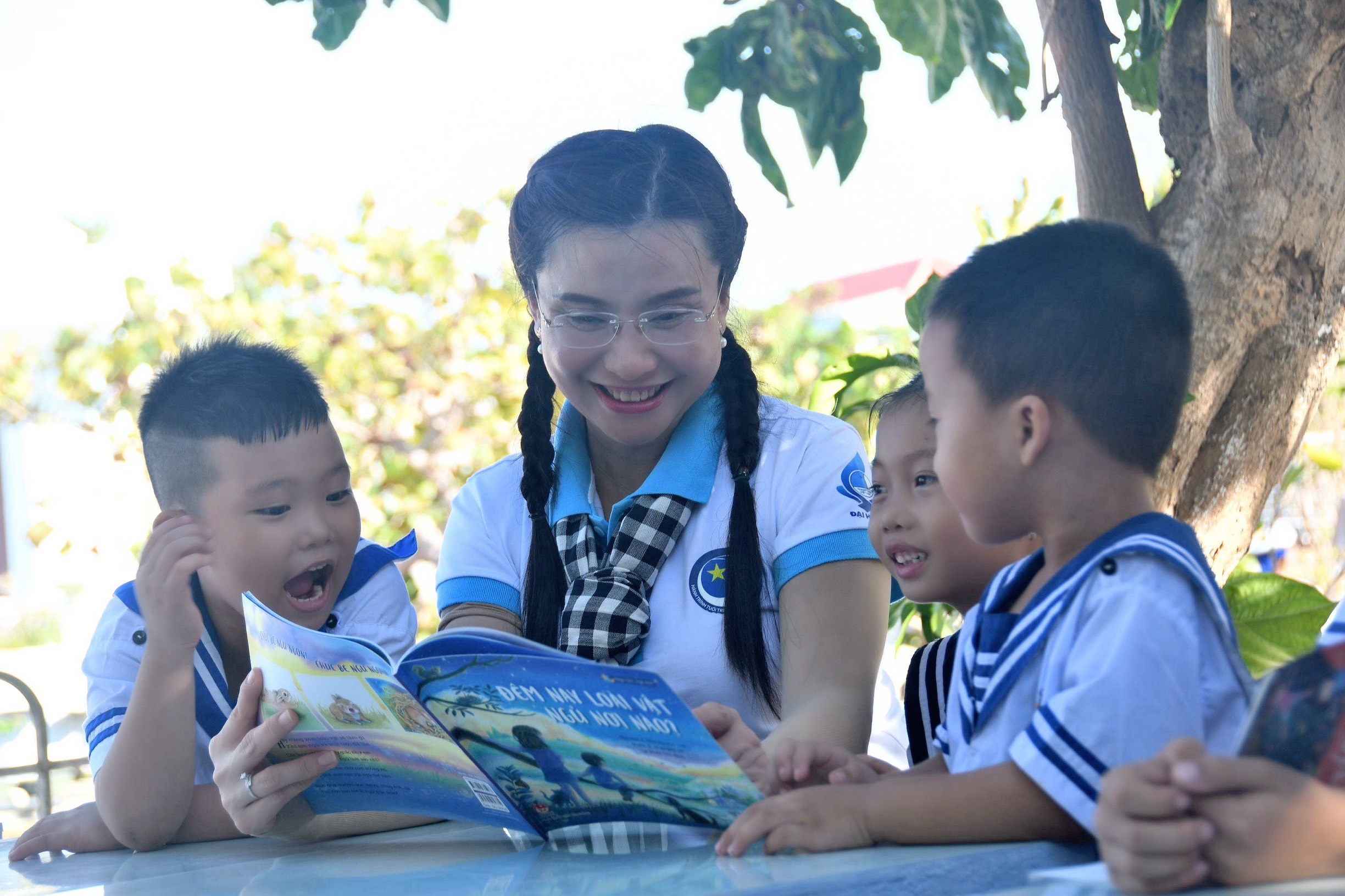 Chị Nguyễn Phạm Duy Trang cùng các em nhỏ tại đảo Song Tử Tây