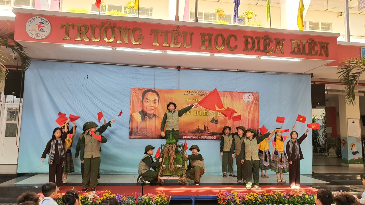Học sinh tái hiện lại chiến thắng Điện Biên Phủ qua các hoạt cảnh, tiết mục văn nghệ