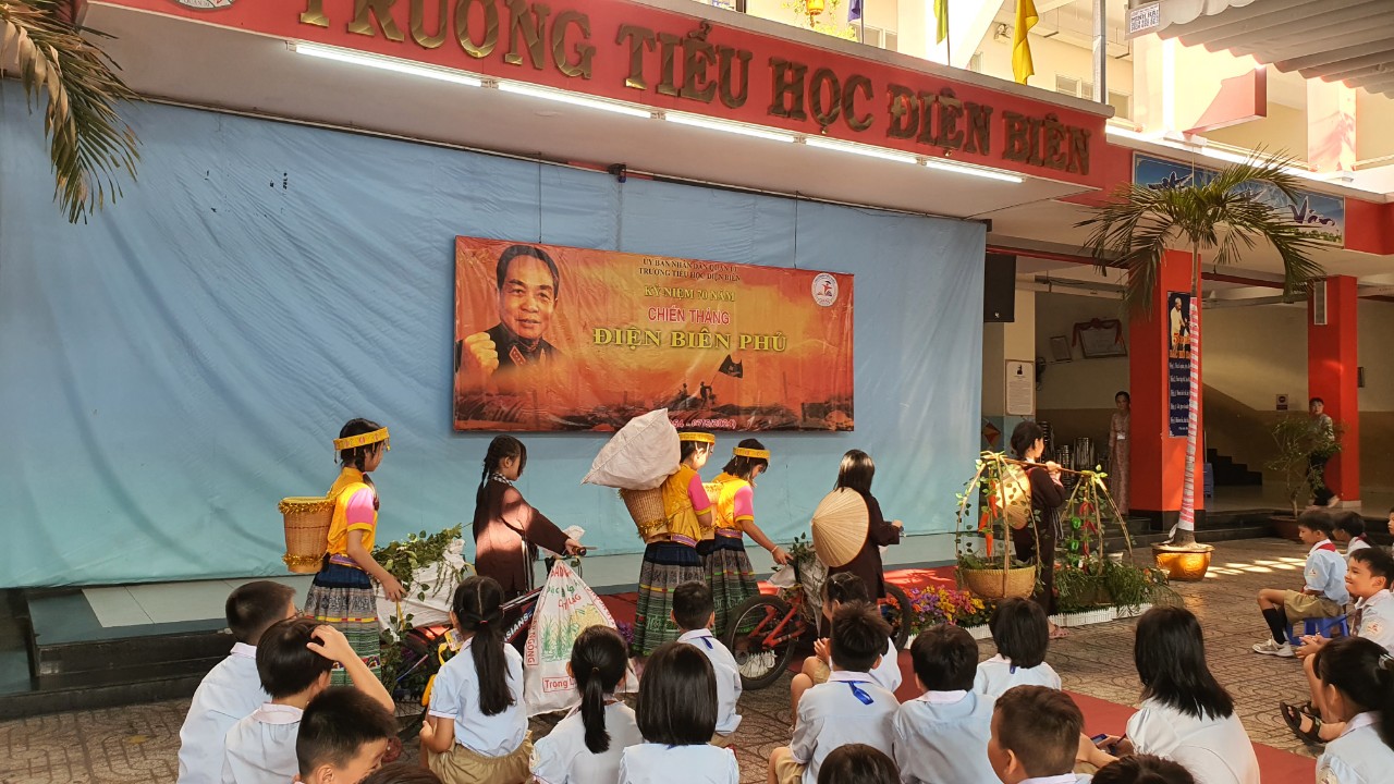 Lễ chào cờ xúc động ở ngôi trường mang tên Điện Biên- Ảnh 7.