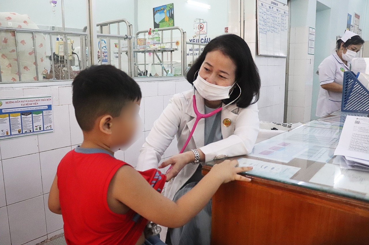 Bác sĩ chia sẻ những lưu ý khi nghi ngờ trẻ bị ngộ độc thực phẩm- Ảnh 2. Bác sĩ Thu Thủy thăm khám cho một trường hộp bệnh nhi gặp vấn đề về tiêu hóa