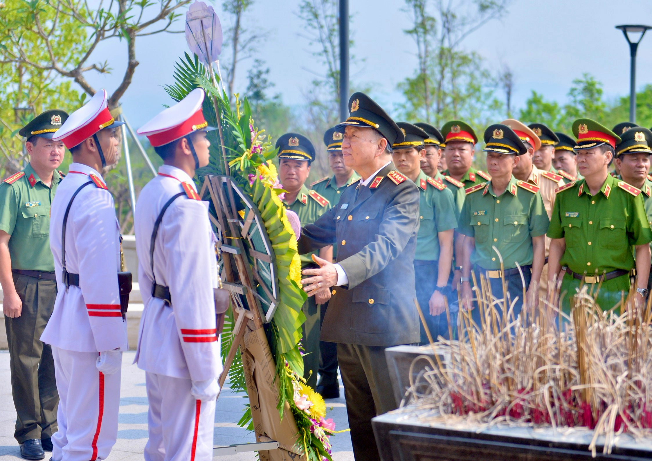 Đại tướng Tô Lâm chỉnh lại vòng hoa trước khi dâng lên các anh hùng liệt sĩ