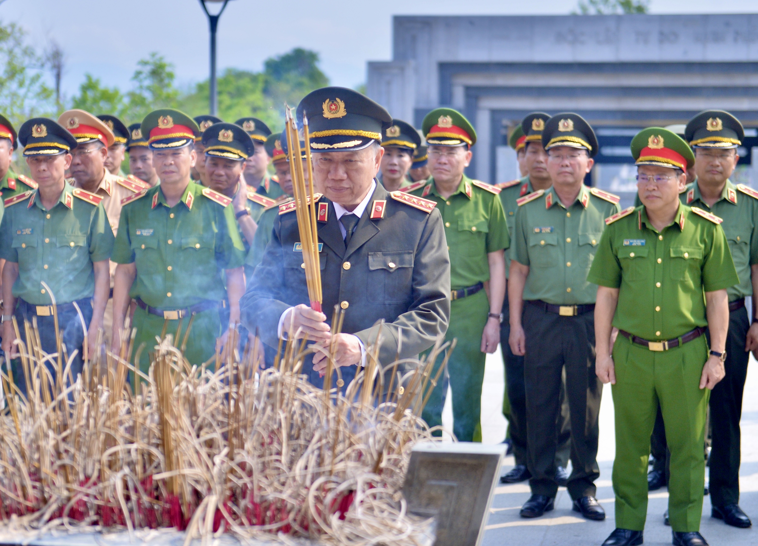 Khoảng 14 giờ 50, đại tướng Tô Lâm dẫn đầu đoàn đại biểu Bộ Công an dâng hương tại Đền thờ liệt sĩ chiến trường Điện Biên Phủ