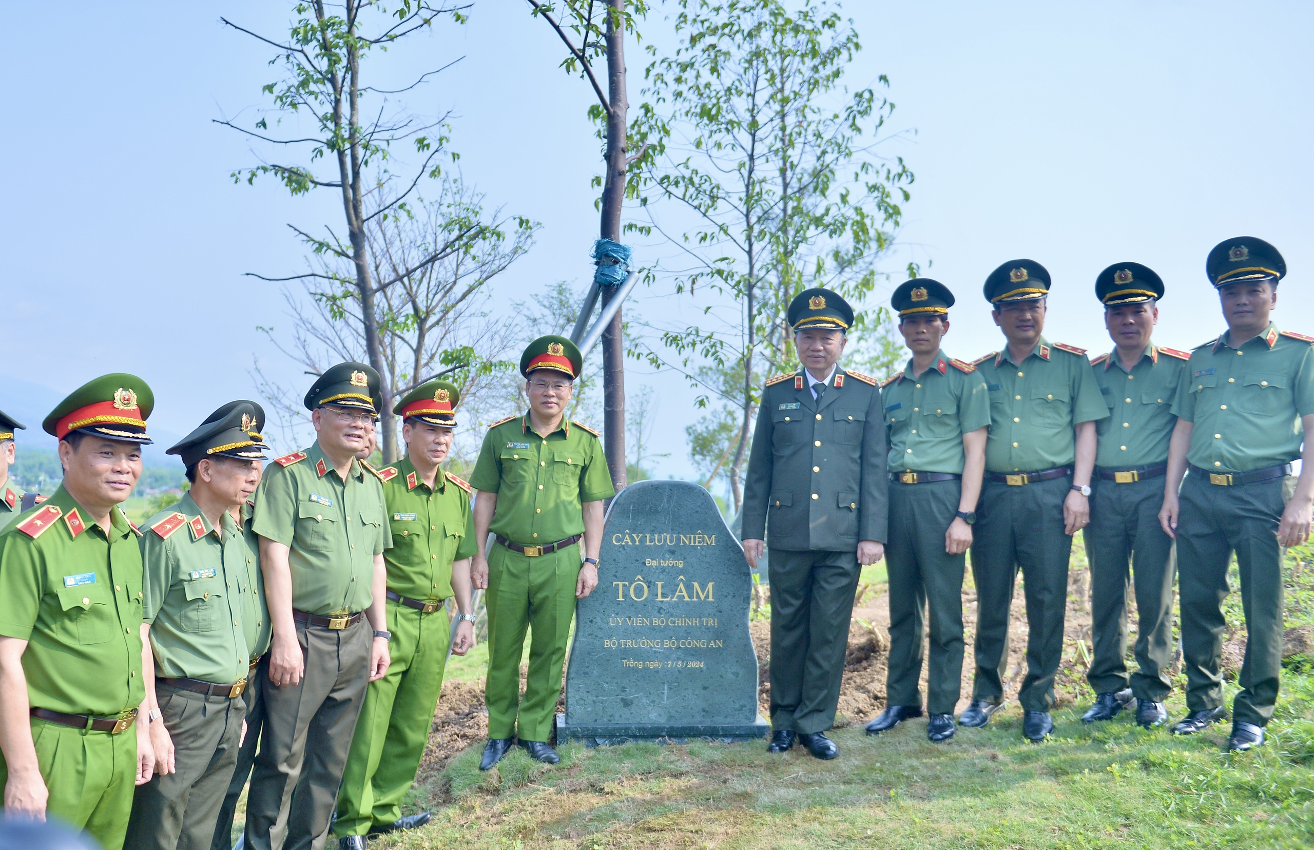 Sau đó, đại tướng Tô Lâm đã trồng cây lưu niệm tại Đền thờ liệt sĩ Chiến trường Điện Biên Phủ