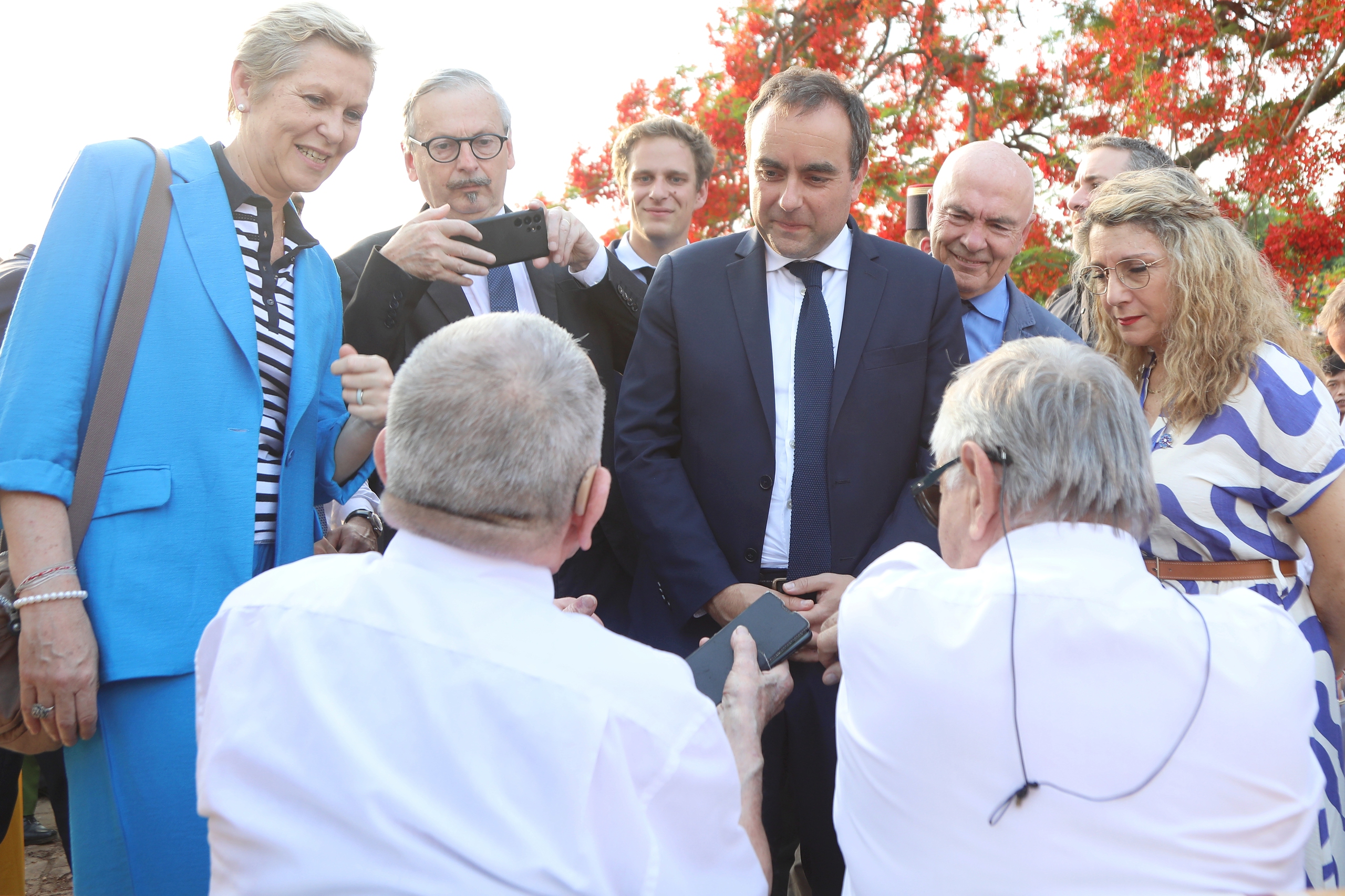 Bộ trưởng Sébastien Lecornu lắng nghe các cựu binh kể lại những ký ức