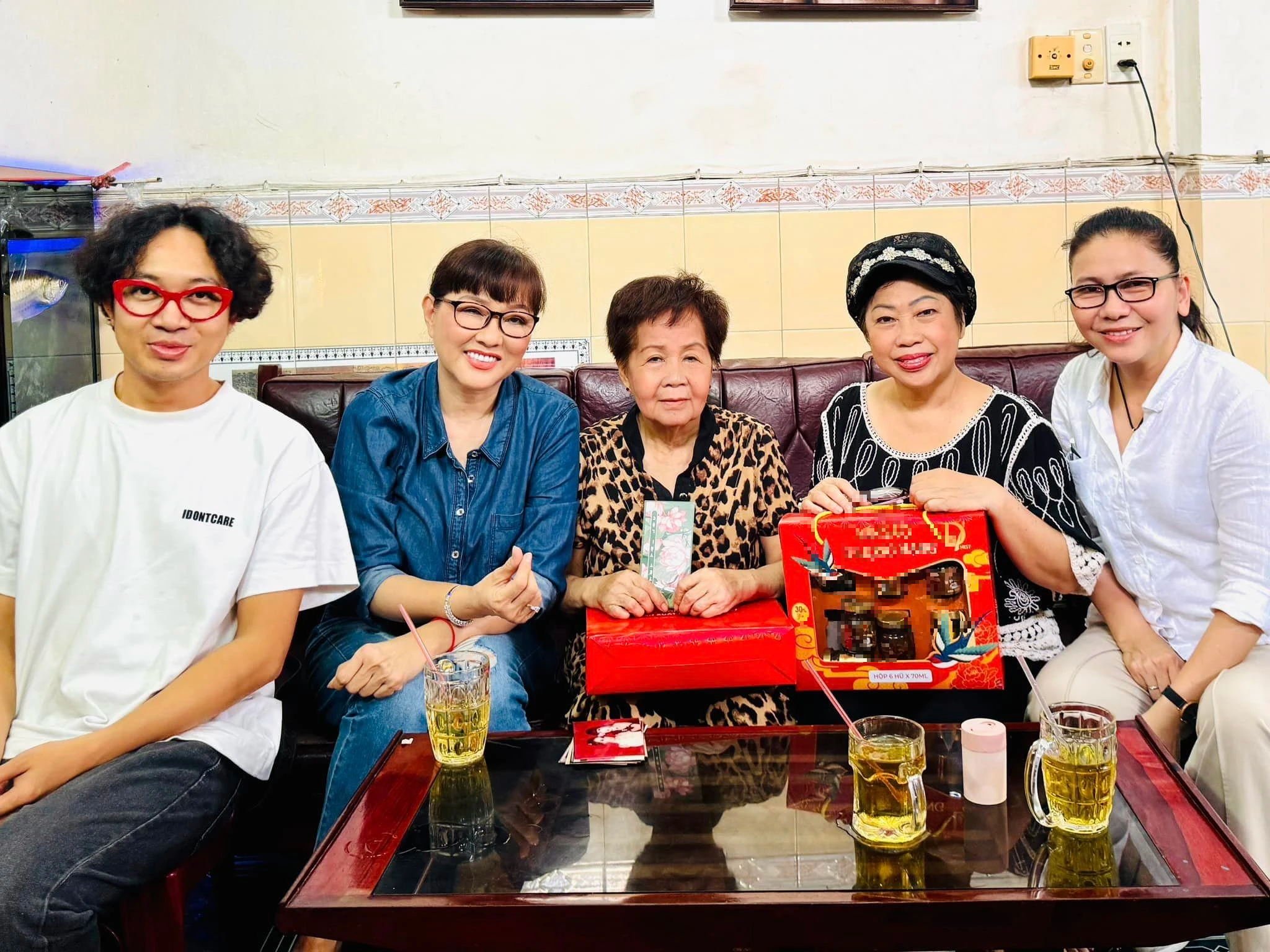 A vida do artista cai luong Kieu Truc Phuong aos 75 anos - Foto 2. Nghệ sĩ Kiều Trúc Phượng gặp gỡ nhóm Ngũ long du ký của Phi Phụng, thoải mái khi chia sẻ về nghề