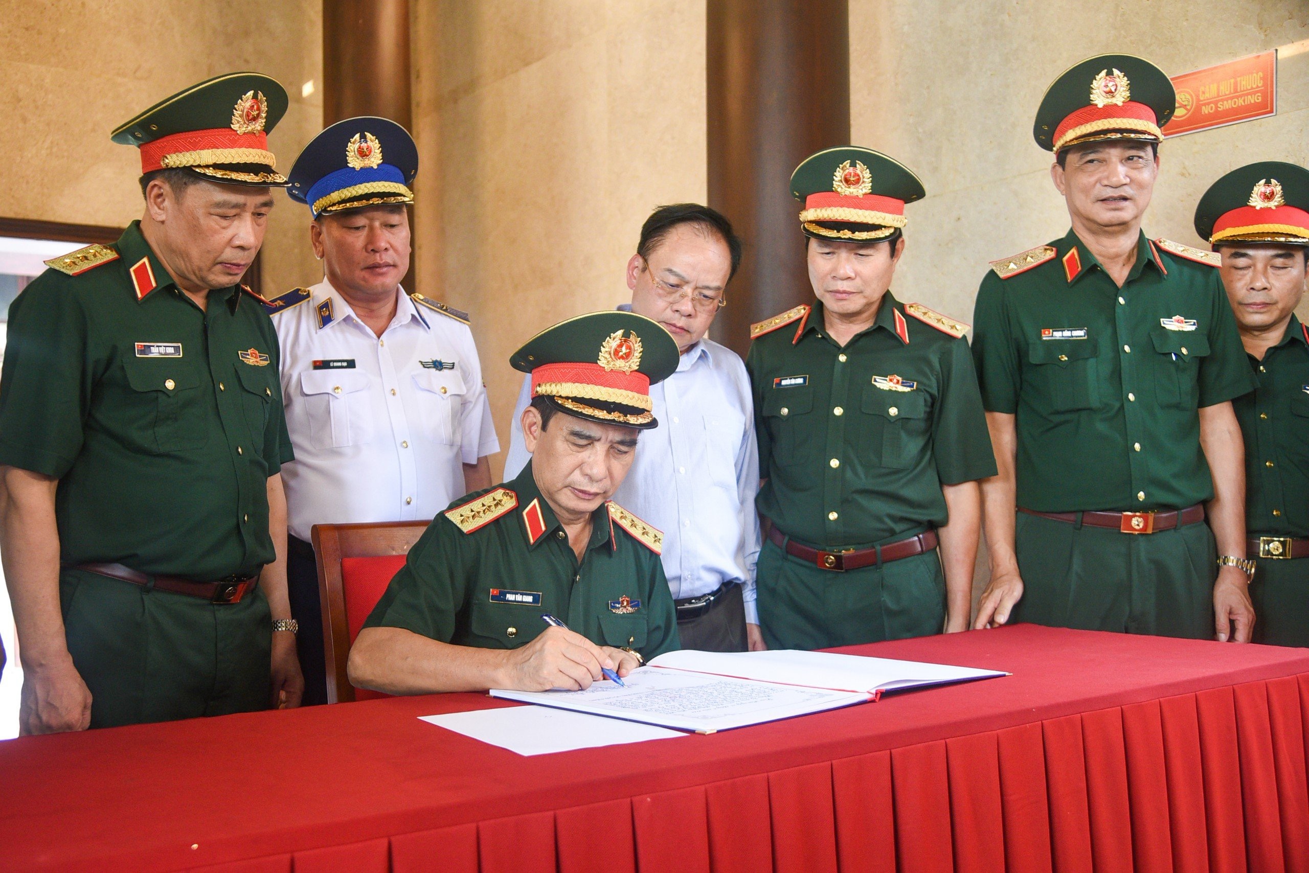 Đại tướng Phan Văn Giang viết lưu niệm tại Đền thờ liệt sĩ Chiến trường Điện Biên Phủ