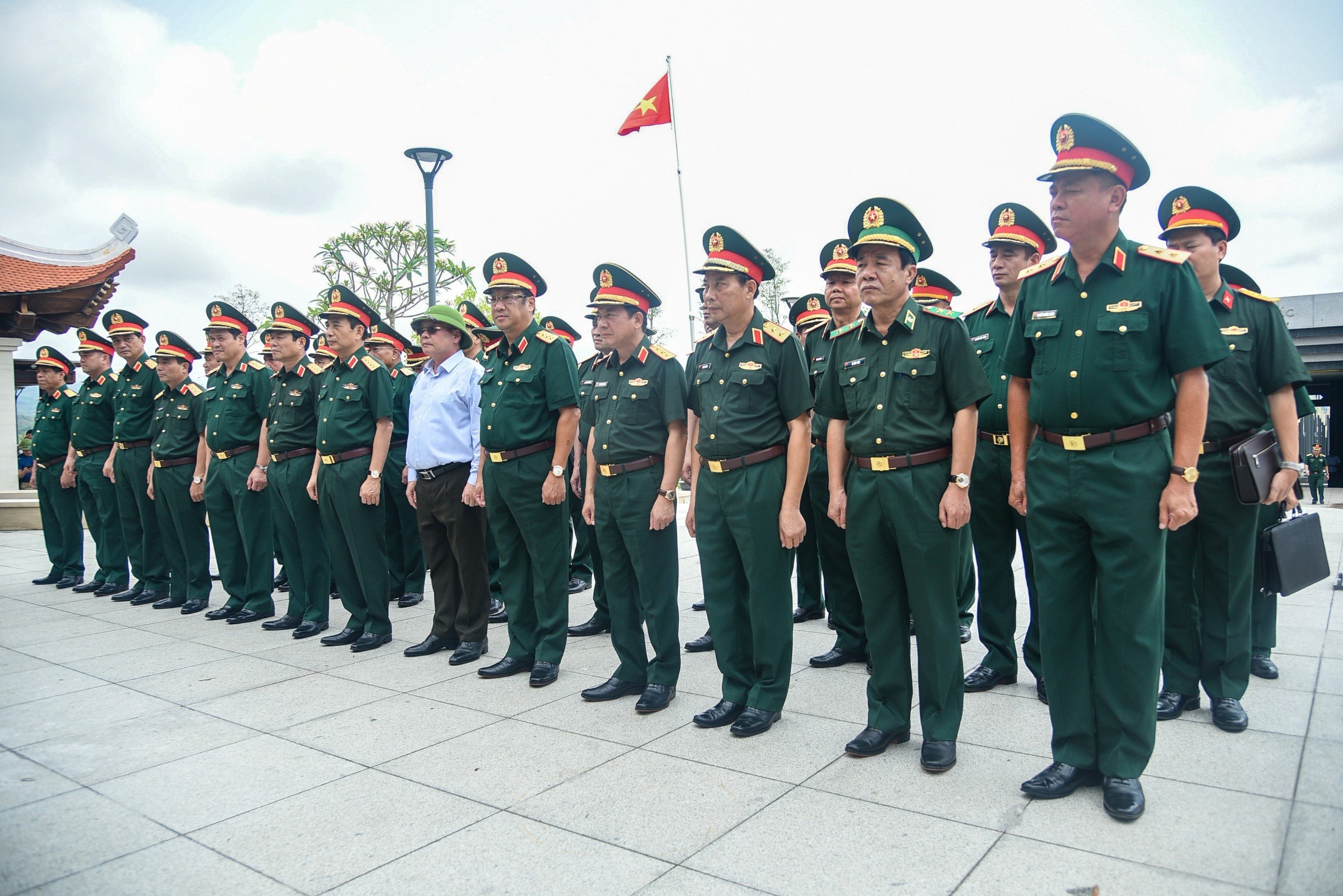 Đại tướng Phan Văn Giang dẫn đầu đoàn đại biểu Bộ Quốc phòng có mặt tại Đền thờ liệt sĩ chiến trường Điện Biên Phủ lúc hơn 13 giờ