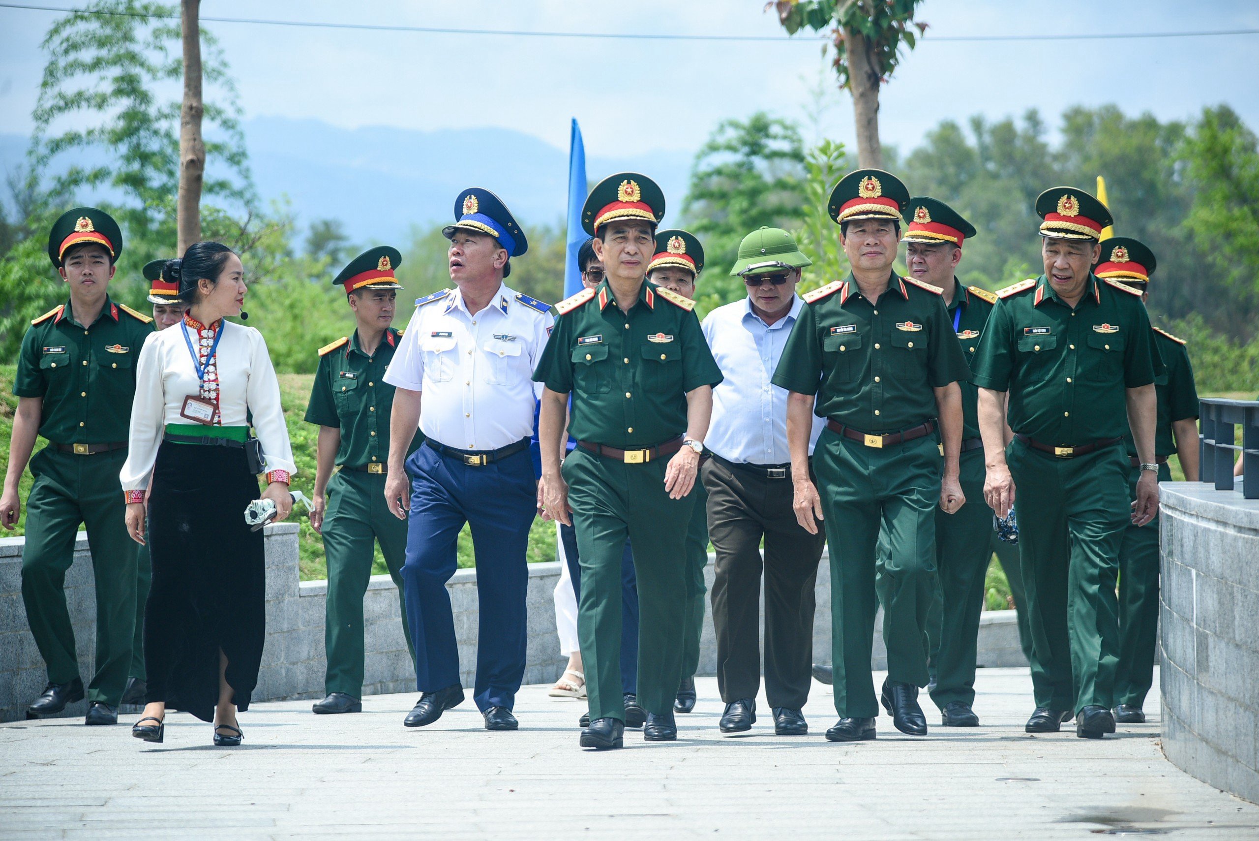 Đoàn đại biểu Bộ Quốc phòng rời Đền thờ liệt sĩ chiến trường Điện Biên Phủ