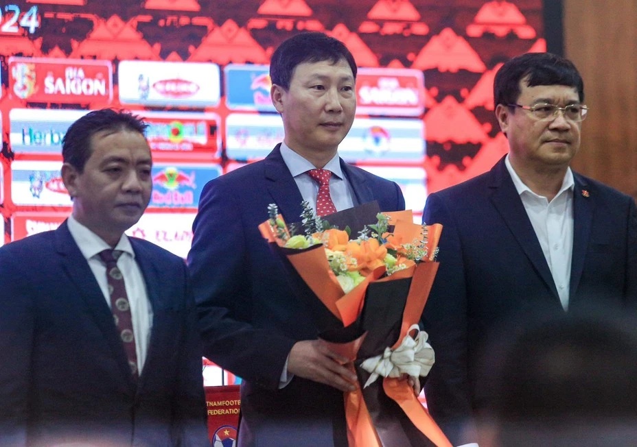 HLV Kim Sang-sik: 'Nguyên tắc trung thành, không cầu thủ nào lớn hơn đội tuyển Việt Nam'- Ảnh 1.