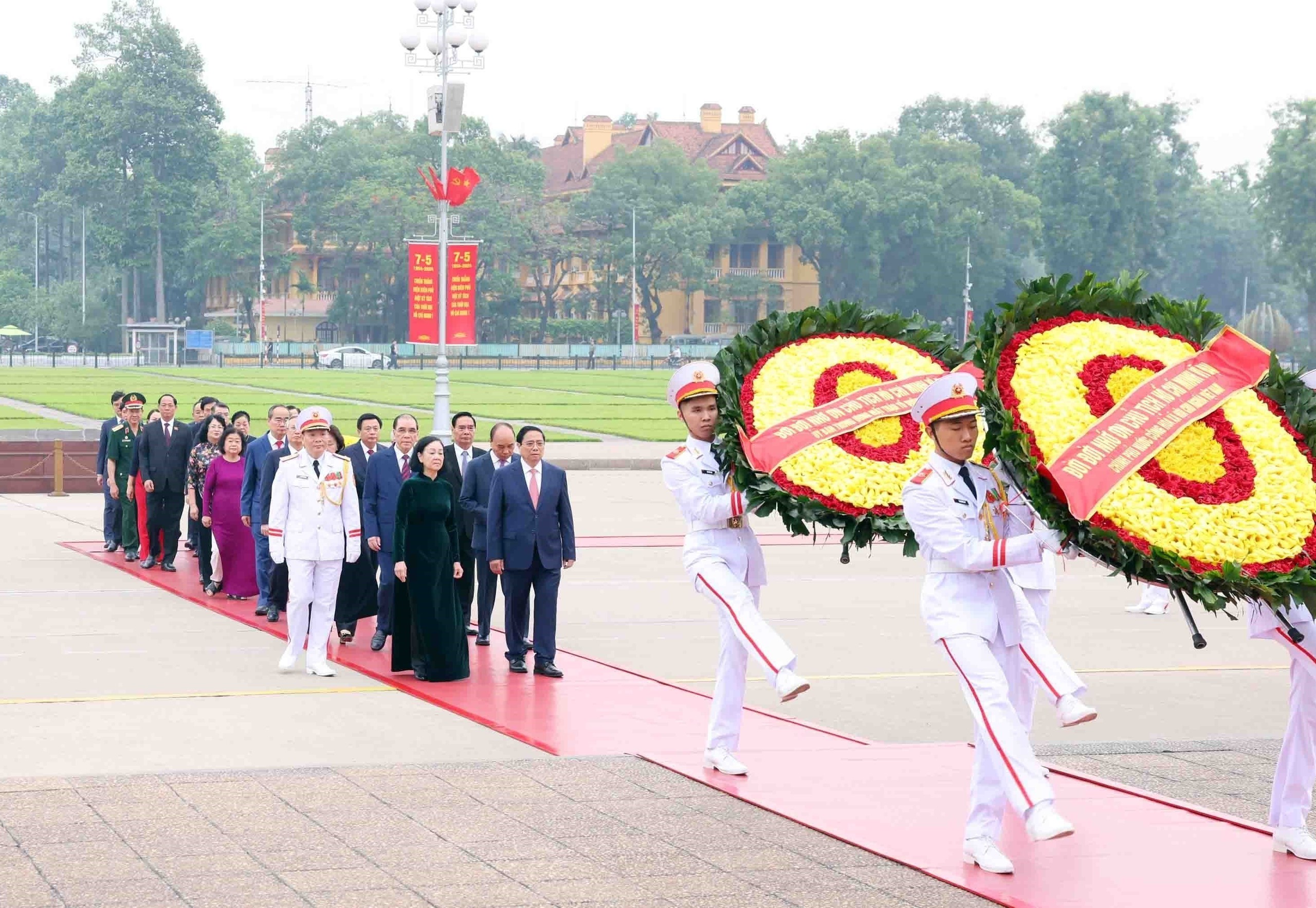 Lãnh đạo Đảng, Nhà nước vào Lăng viếng Chủ tịch Hồ Chí Minh- Ảnh 1.