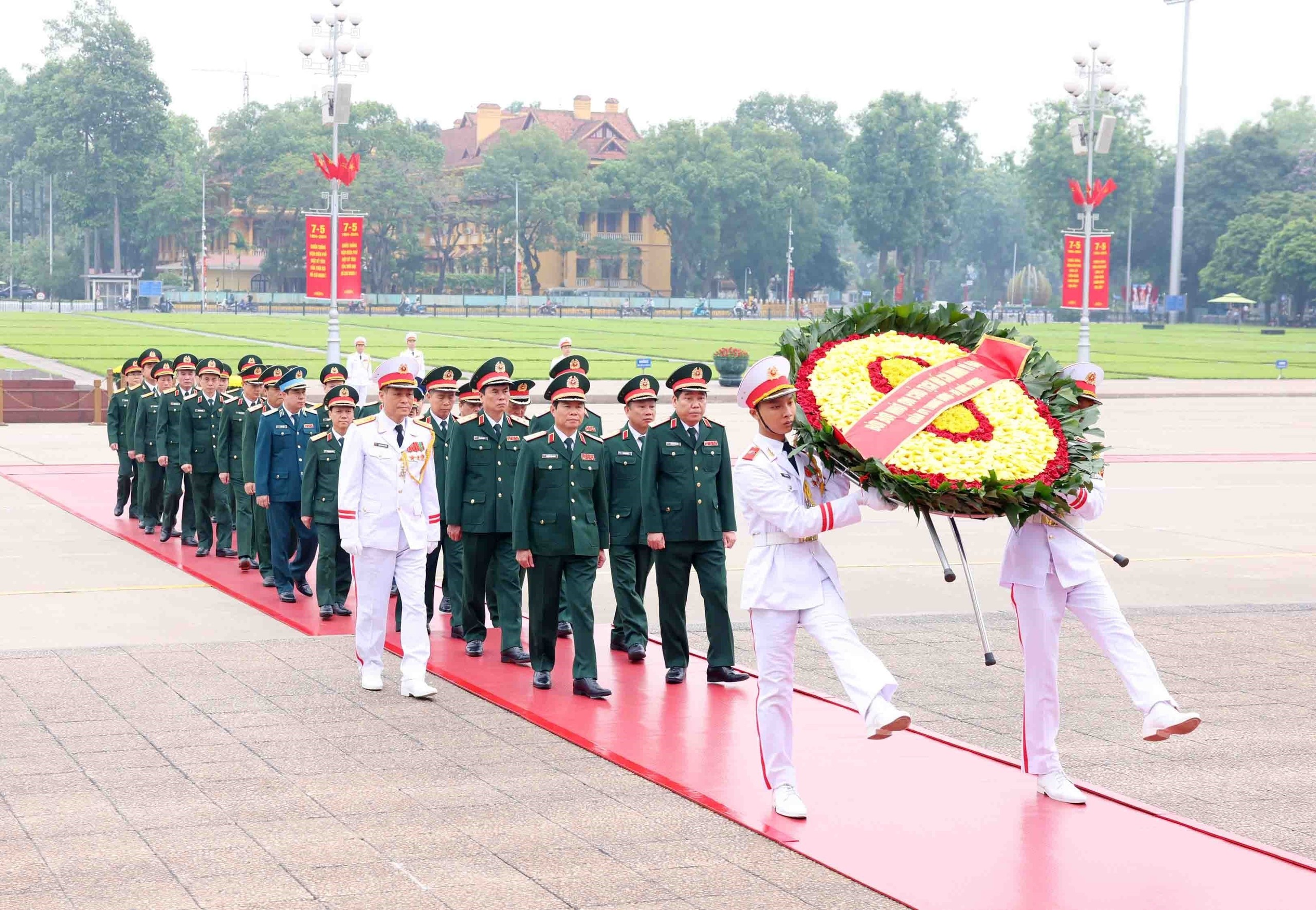 Đoàn đại biểu Quân ủy T.Ư, Bộ Quốc phòng vào Lăng viếng Chủ tịch Hồ Chí Minh
