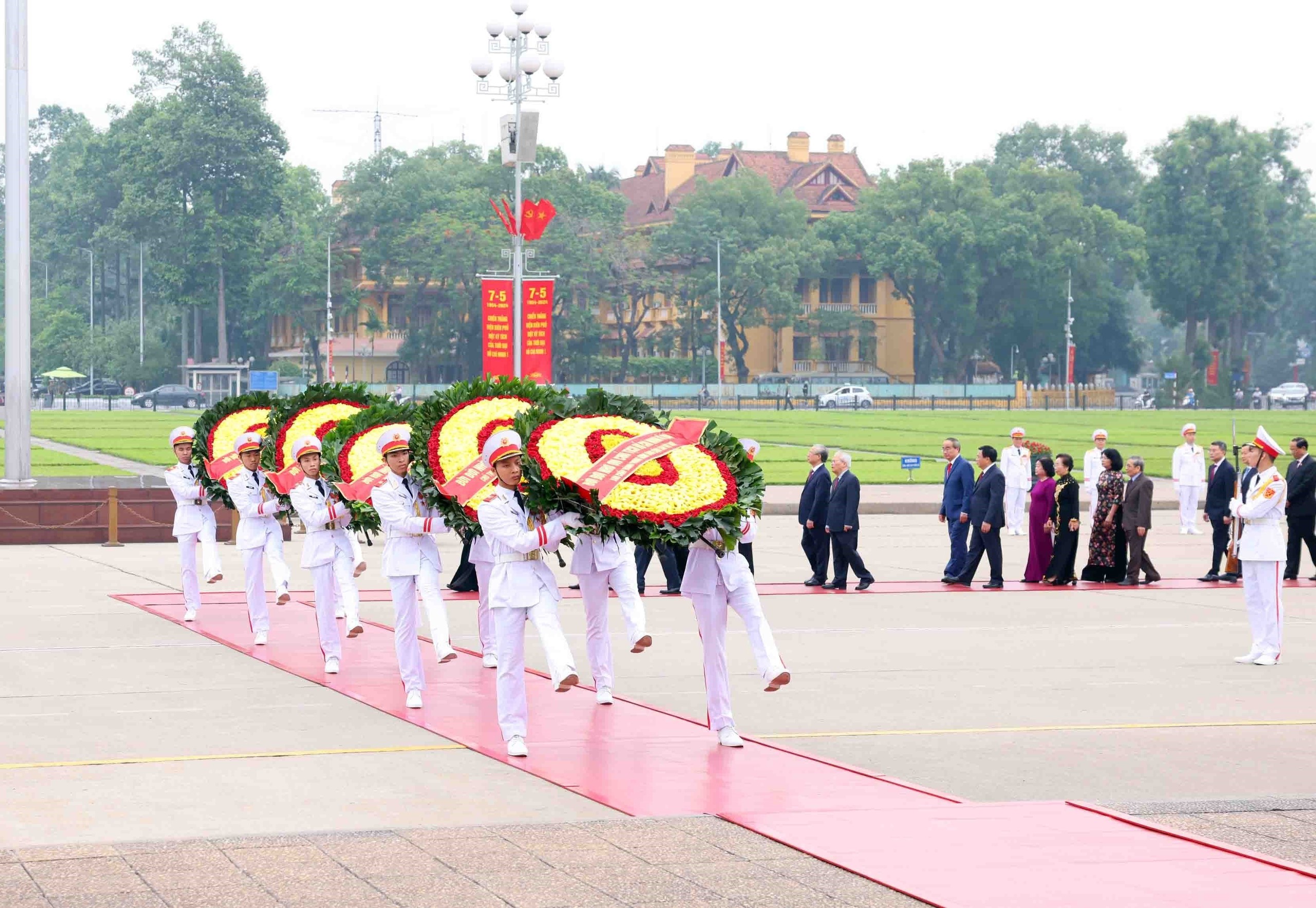 Vòng hoa của đoàn đại biểu Đảng và Nhà nước mang dòng chữ: Đời đời nhớ ơn Chủ tịch Hồ Chí Minh vĩ đại