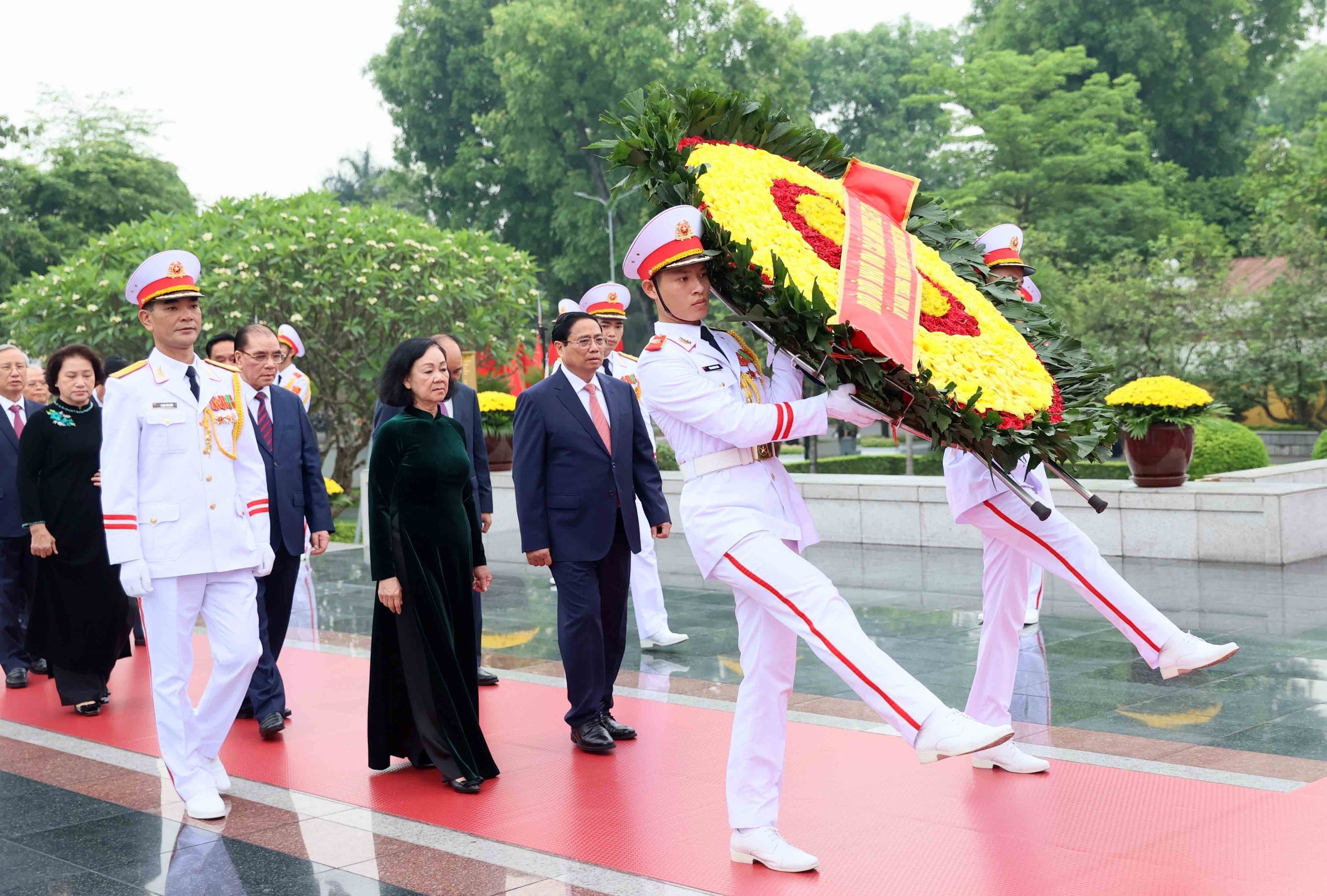 Tiếp đó, đoàn đại biểu lãnh đạo Đảng và Nhà nước, các bộ, ngành T.Ư và TP.Hà Nội đến đặt vòng hoa tưởng niệm các anh hùng liệt sĩ tại Đài tưởng niệm các anh hùng liệt sĩ trên đường Bắc Sơn