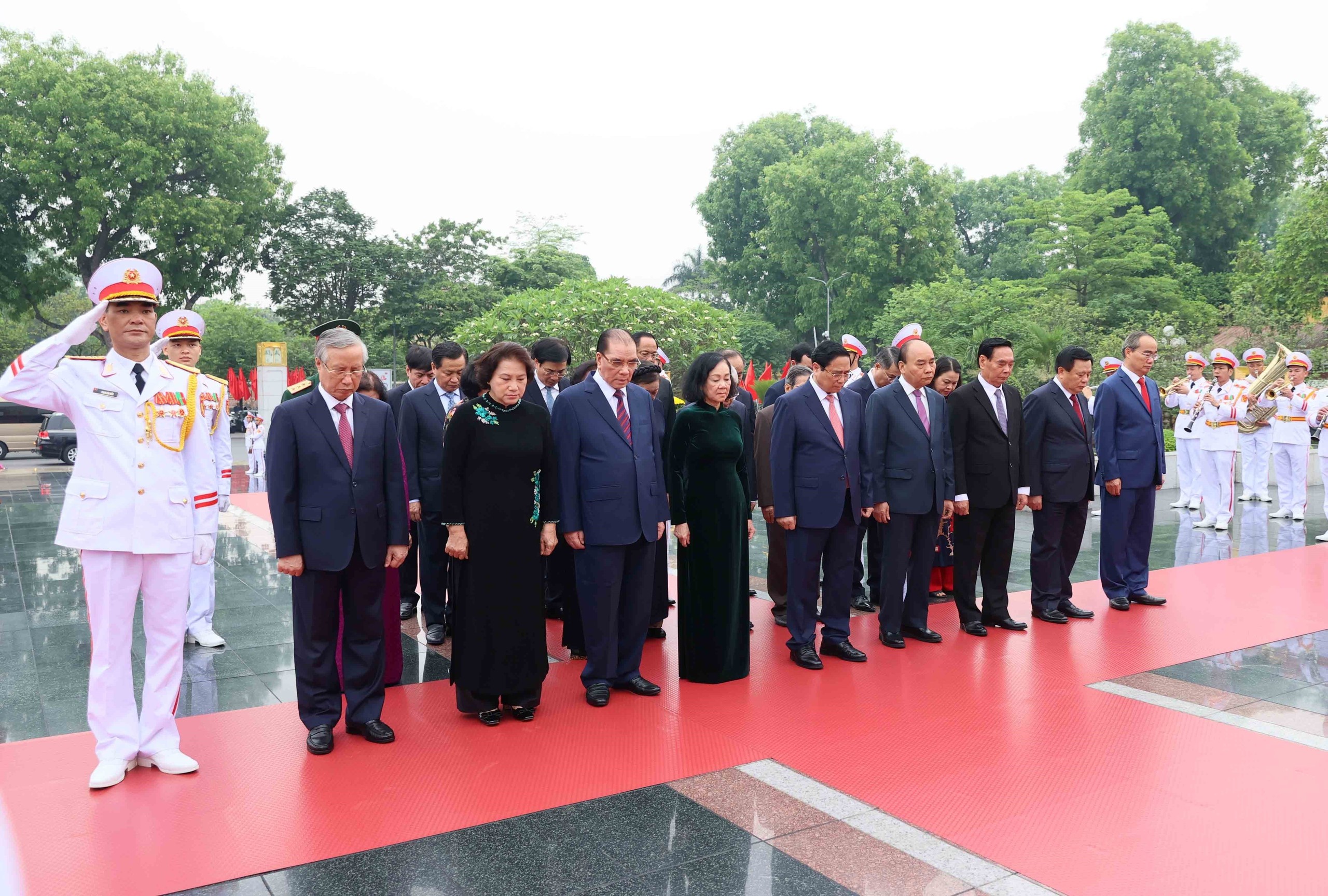 Lãnh đạo Đảng, Nhà nước tưởng niệm các anh hùng liệt sĩ. Năm 2024 là năm kỷ niệm 70 năm chiến thắng Điện Biên Phủ 
