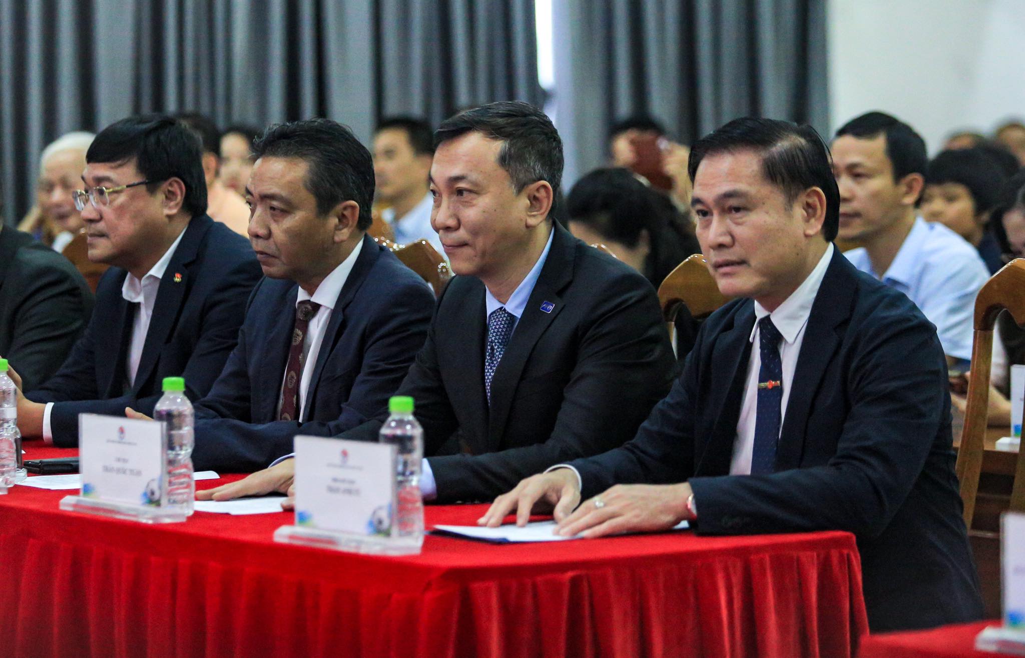 Chủ tịch VFF Trần Quốc Tuấn (thứ 2 từ phải sang) cùng Phó chủ tịch VFF Trần Anh Tú (bìa phải) trong lễ ký kết hợp đồng với HLV Kim Sang-sik