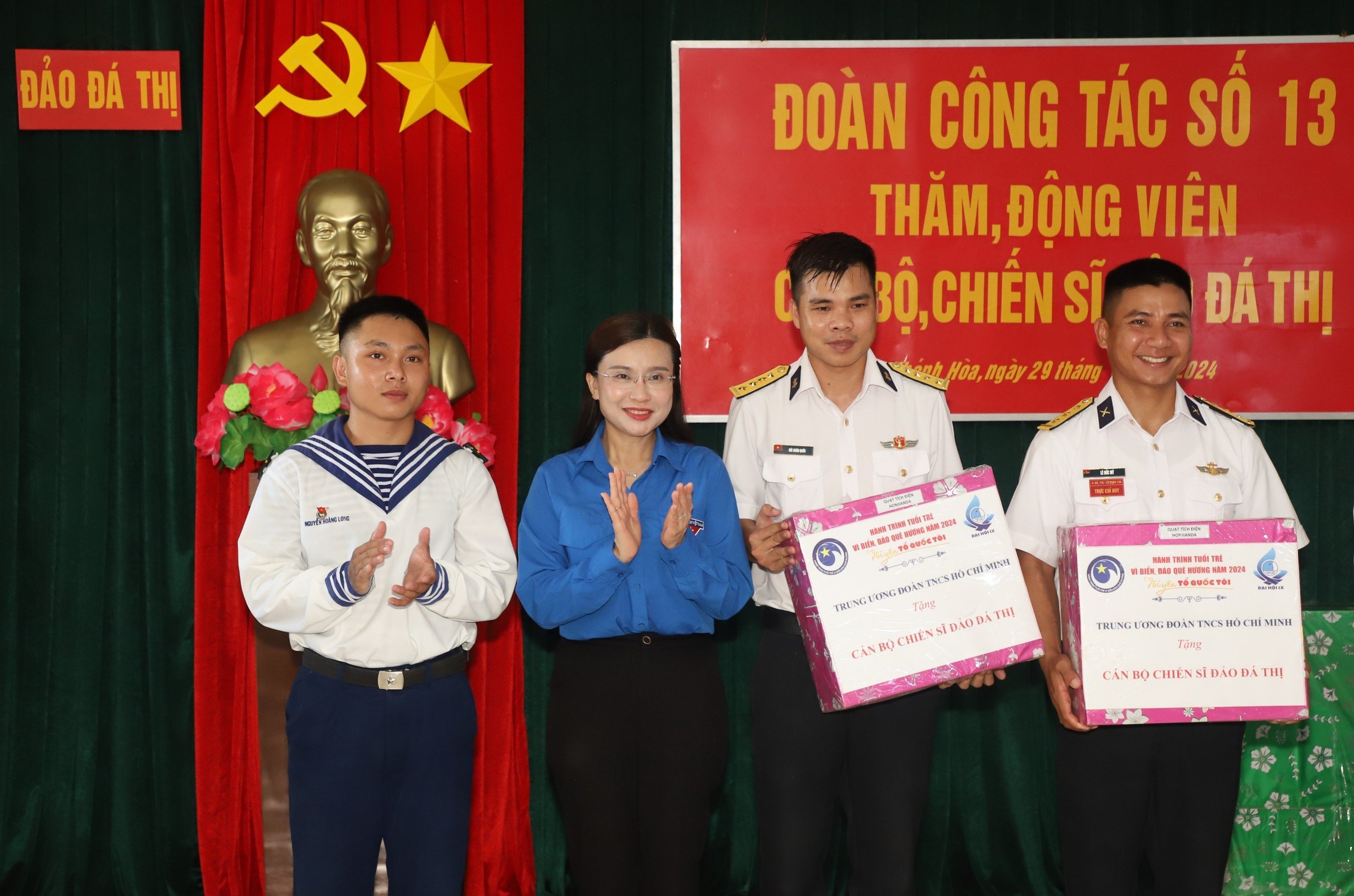 Chị Trang tặng quà cho các chiến sĩ ở Đảo Đá Thị
