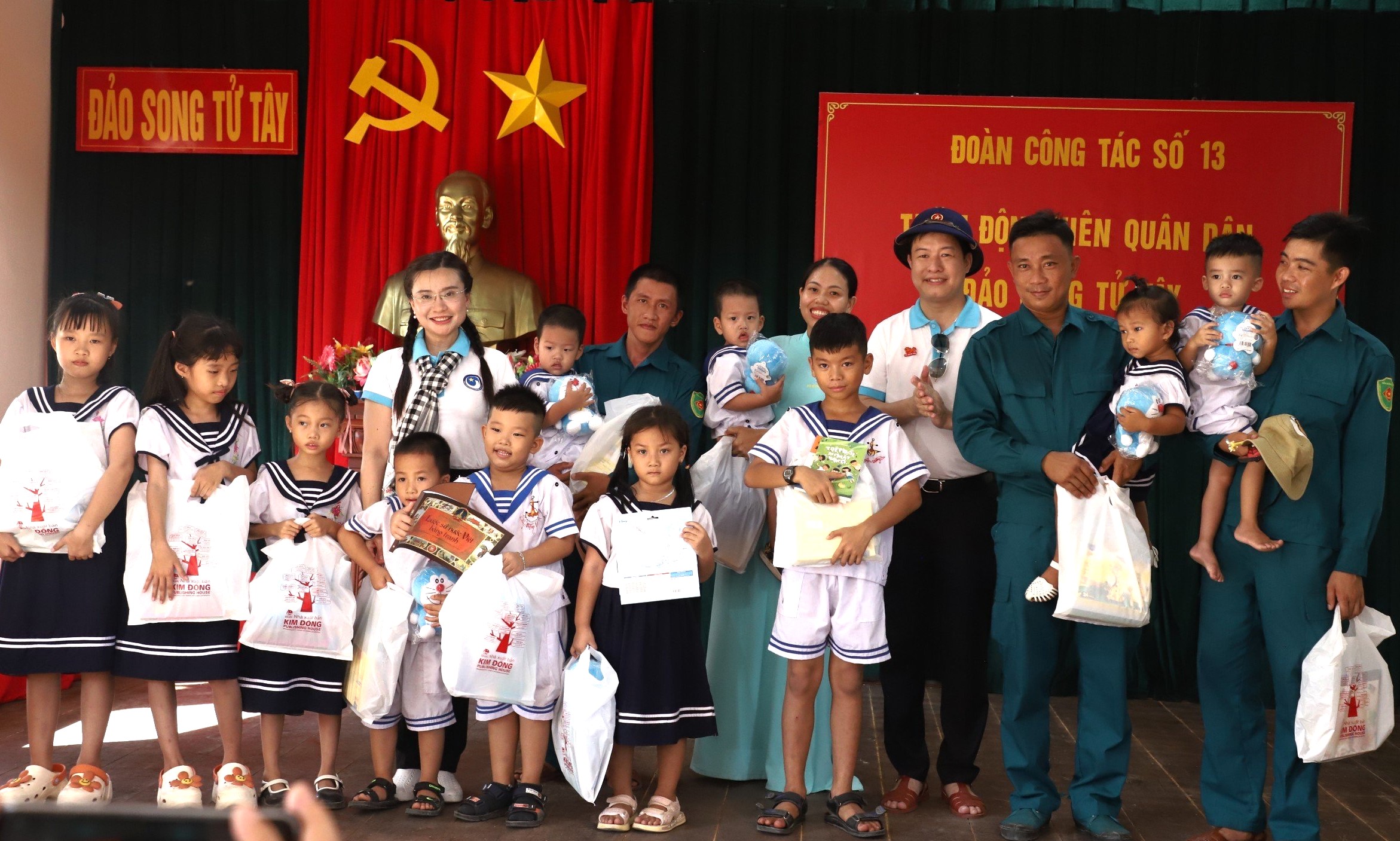 Chị Trang tặng quà cho các thiếu nhi ở đảo Song Tử Tây