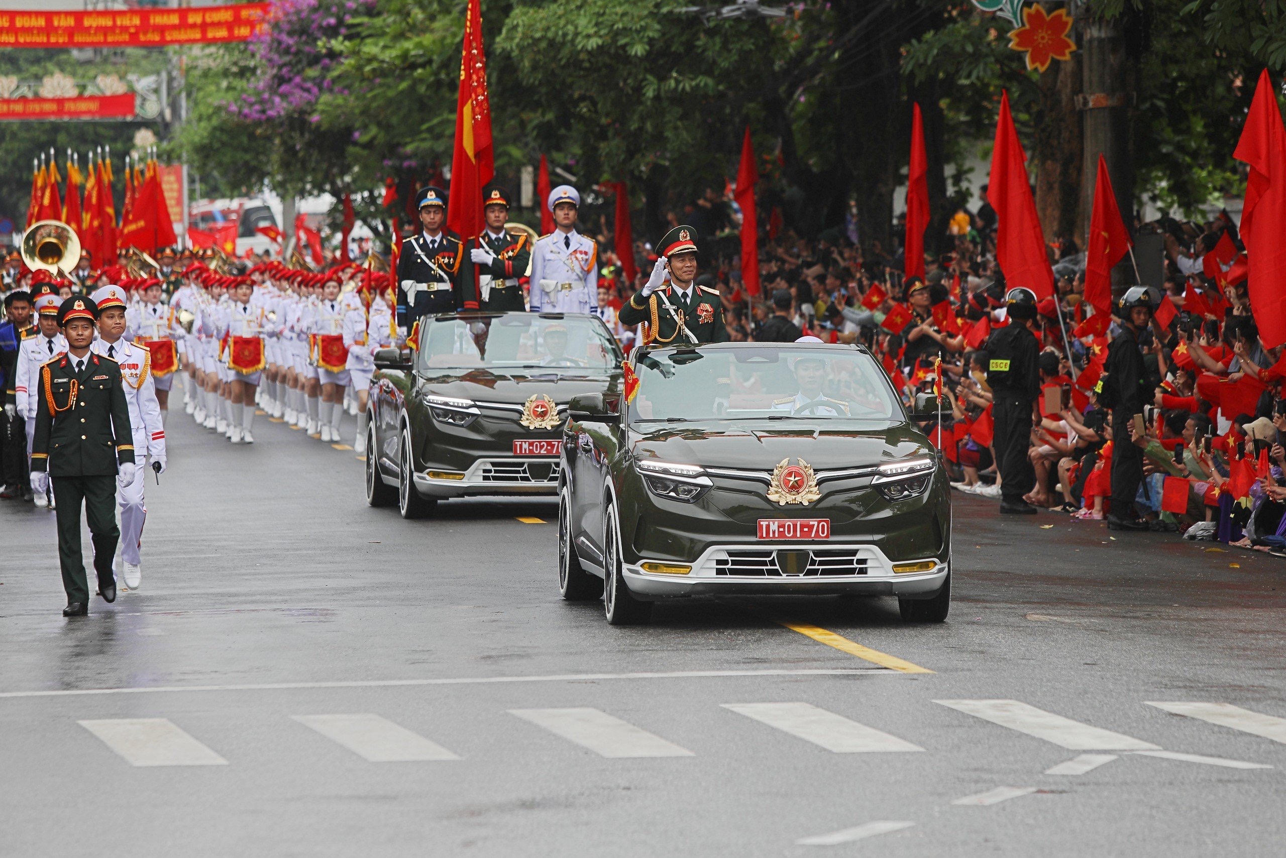 Rời sân vận động tỉnh Điện Biên, các xe chỉ huy và các khối diễu binh, diễu hành trên các tuyến phố tại TP.Điện Biên Phủ